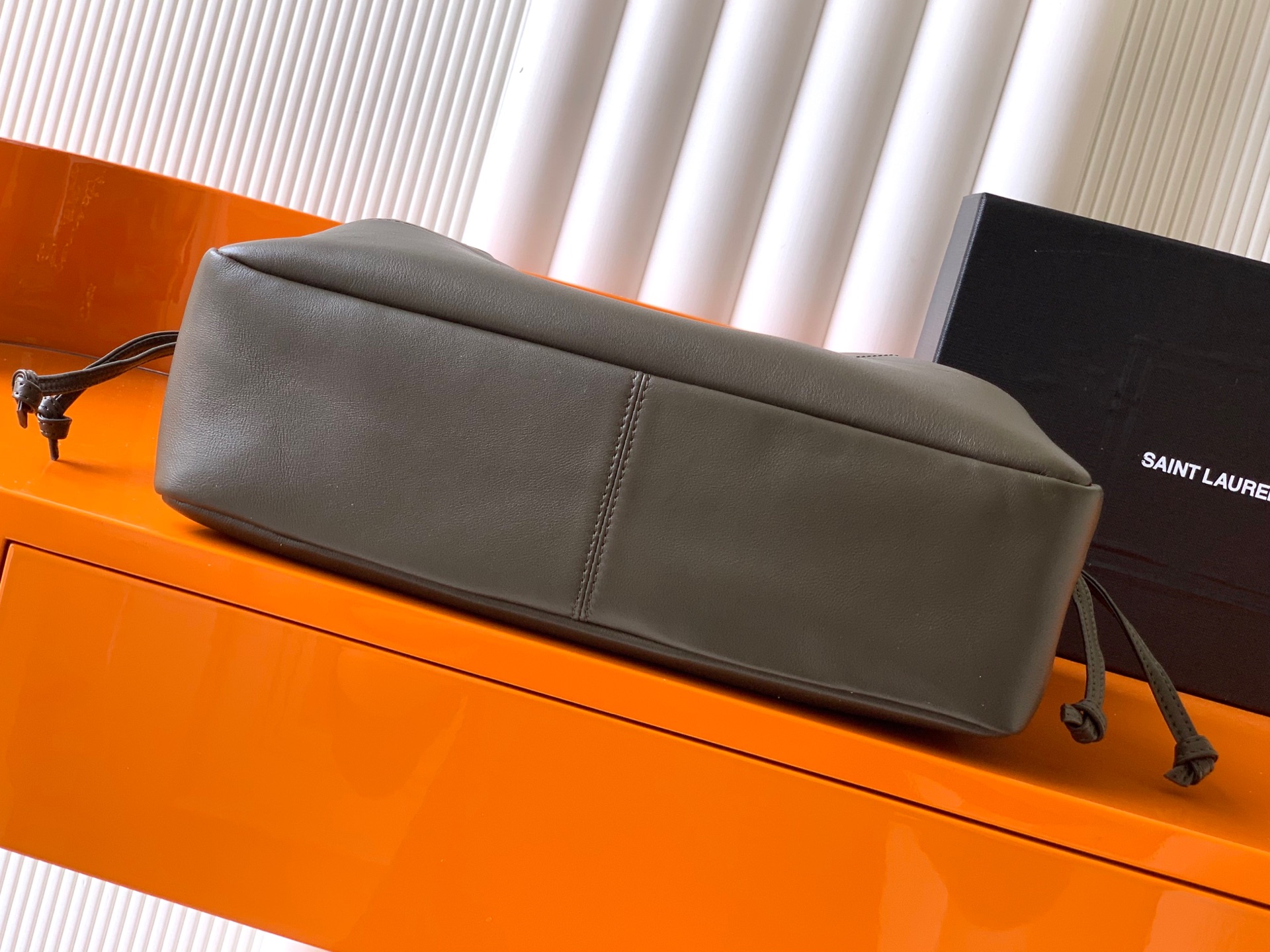 YSL Jamie 小号4.3 大型ポション羊皮腋下包 - 優雅で実用的なトート