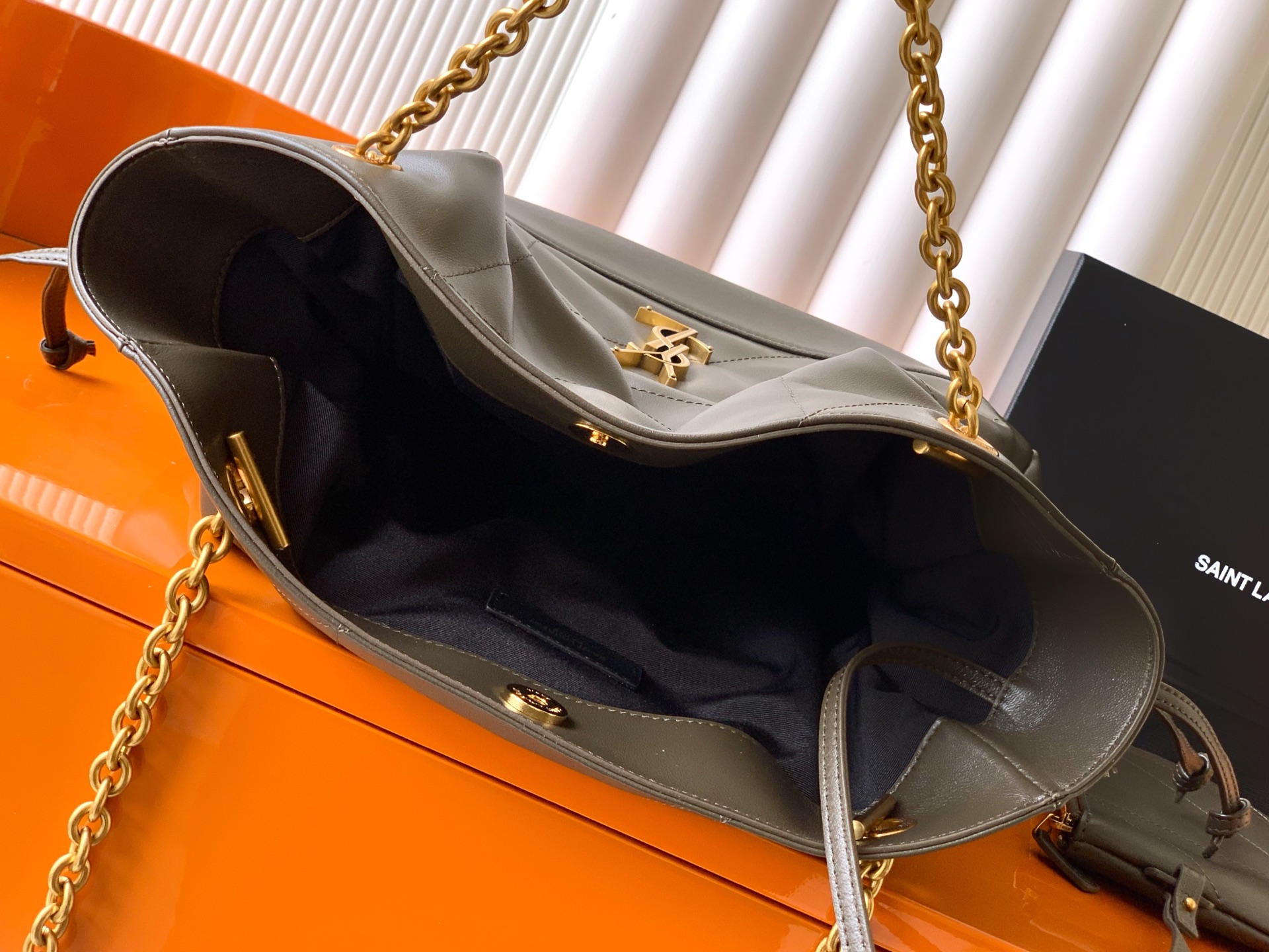 YSL Jamie 小号4.3 大型ポション羊皮腋下包 - 優雅で実用的なトート