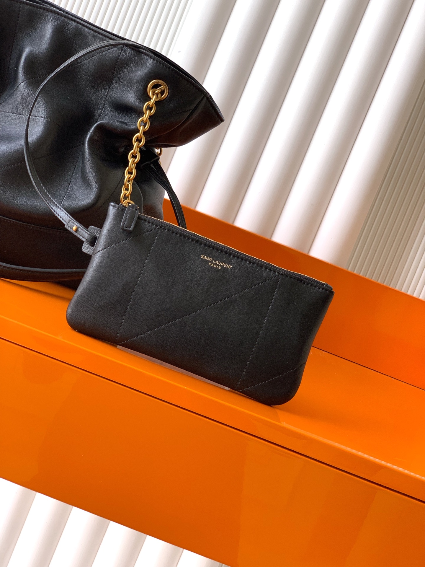 YSL 小号Jamie 4.3 大容量羊皮腋下包の優雅なデザイン