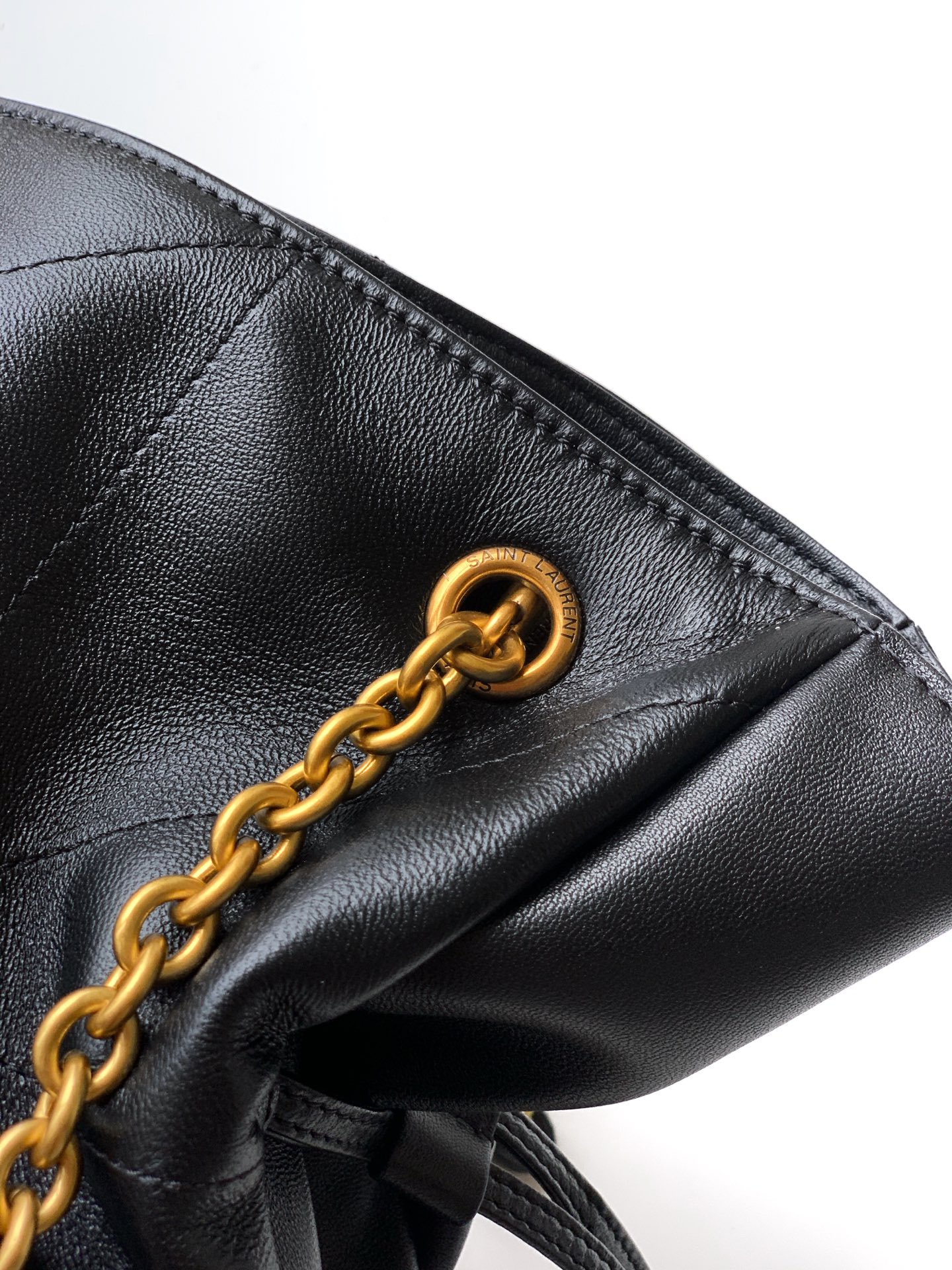 YSL 小号Jamie 4.3 大容量羊皮腋下包の優雅なデザイン