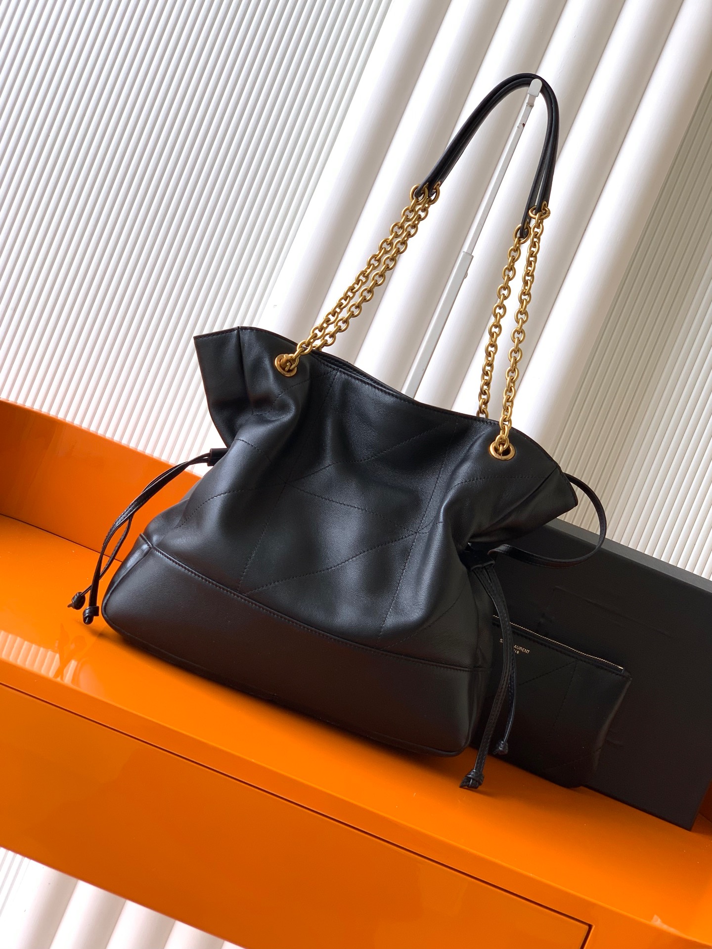 YSL 小号Jamie 4.3 大容量羊皮腋下包の優雅なデザイン