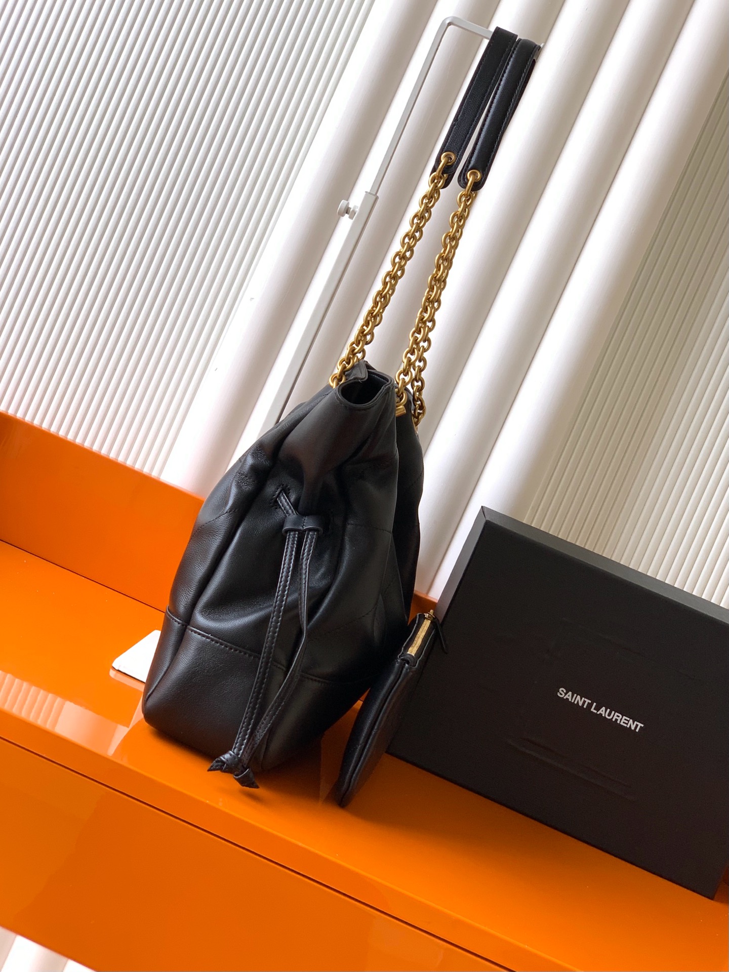 YSL 小号Jamie 4.3 大容量羊皮腋下包の優雅なデザイン