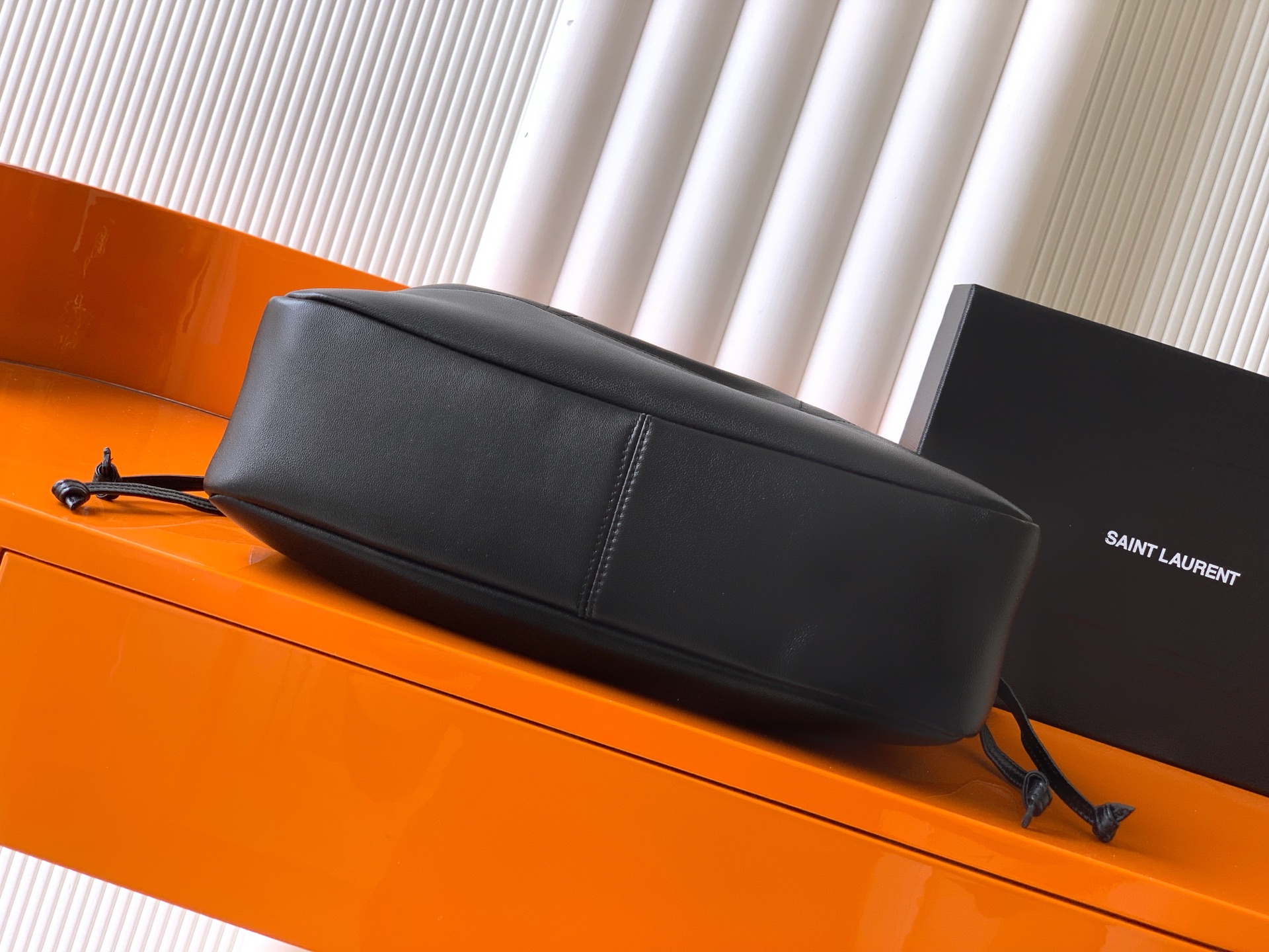 YSL 小号Jamie 4.3 大容量羊皮腋下包の優雅なデザイン