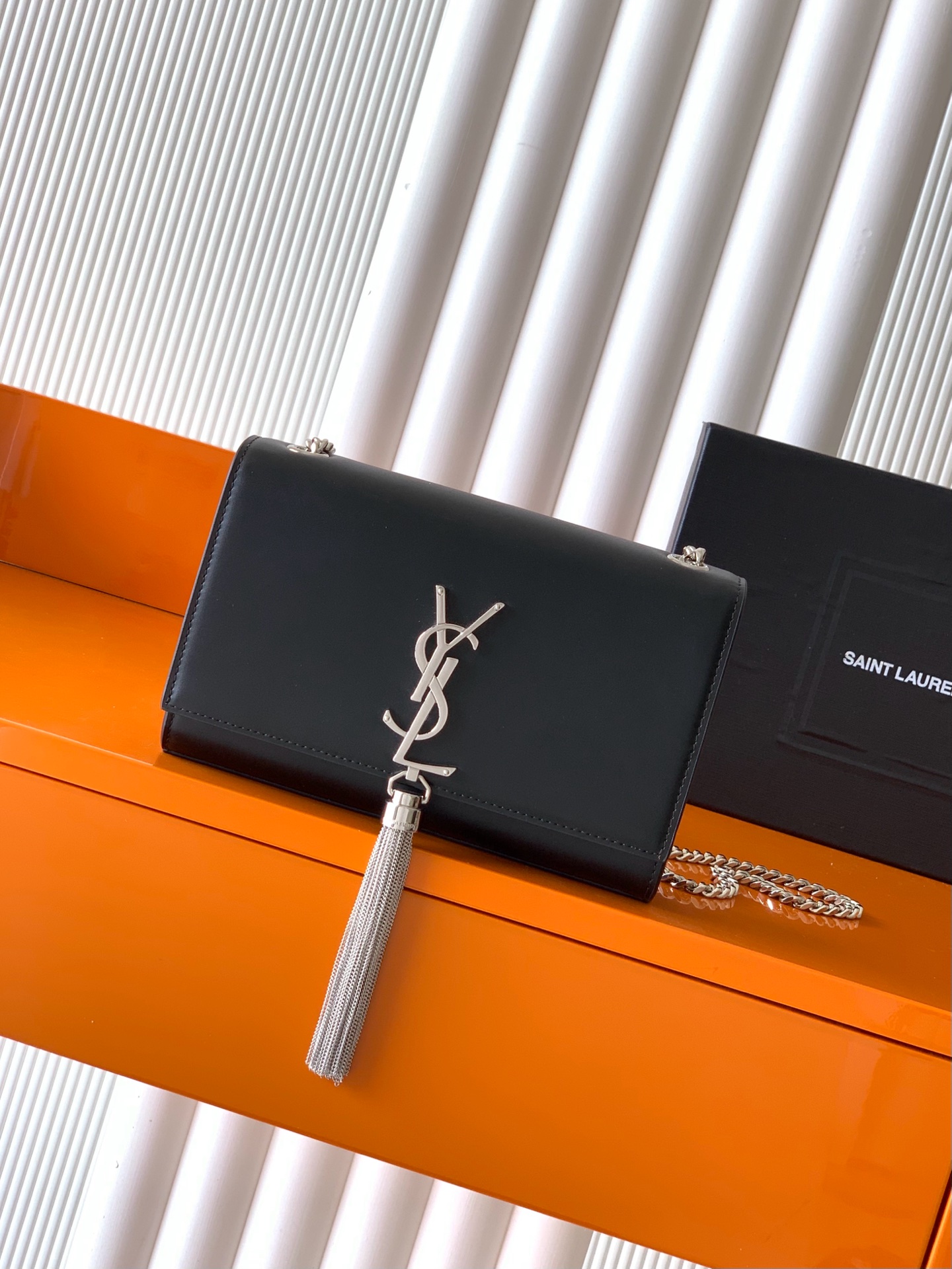 Saint Laurent 最 最实用的尺寸 这个系列最核心的设计便是Y家 Logo