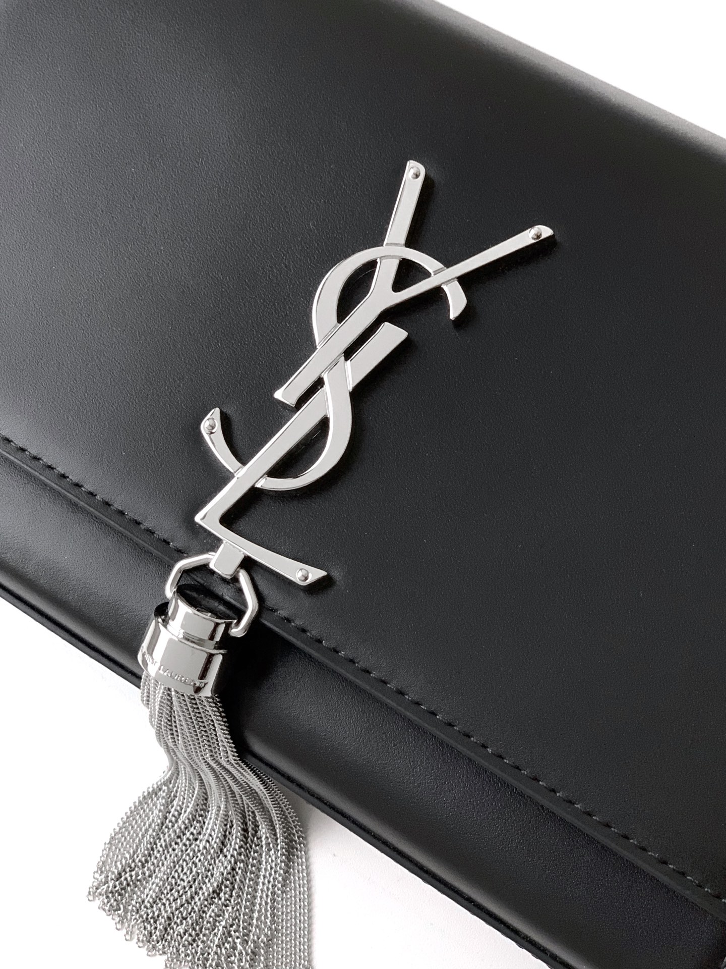 Saint Laurent 最 最实用的尺寸 这个系列最核心的设计便是Y家 Logo