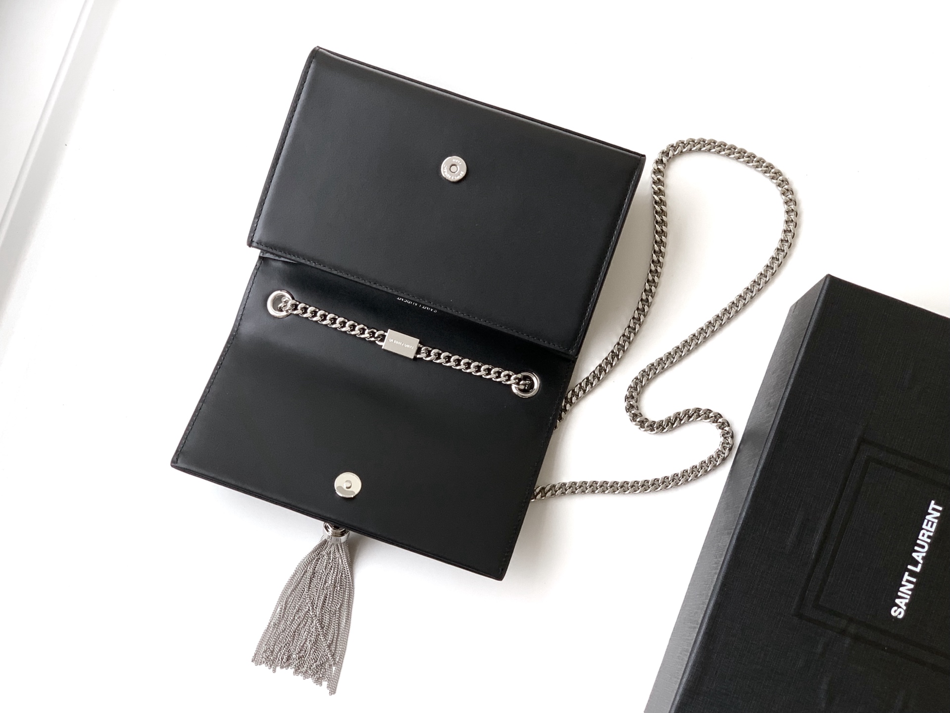 Saint Laurent 最 最实用的尺寸 这个系列最核心的设计便是Y家 Logo