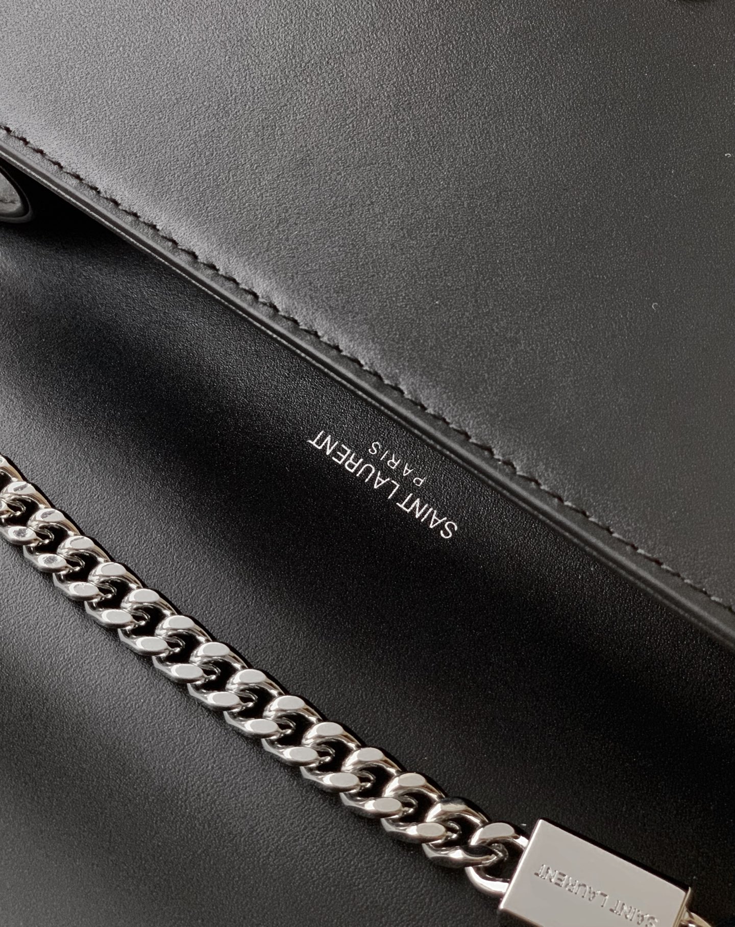 Saint Laurent 最 最实用的尺寸 这个系列最核心的设计便是Y家 Logo