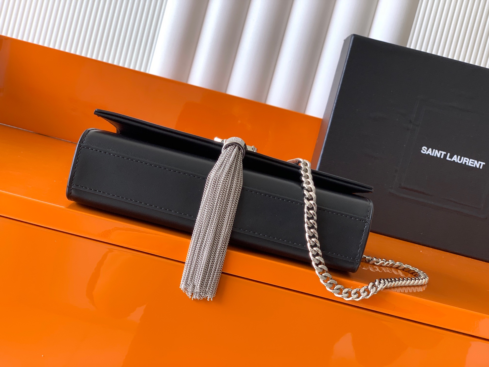 Saint Laurent 最 最实用的尺寸 这个系列最核心的设计便是Y家 Logo