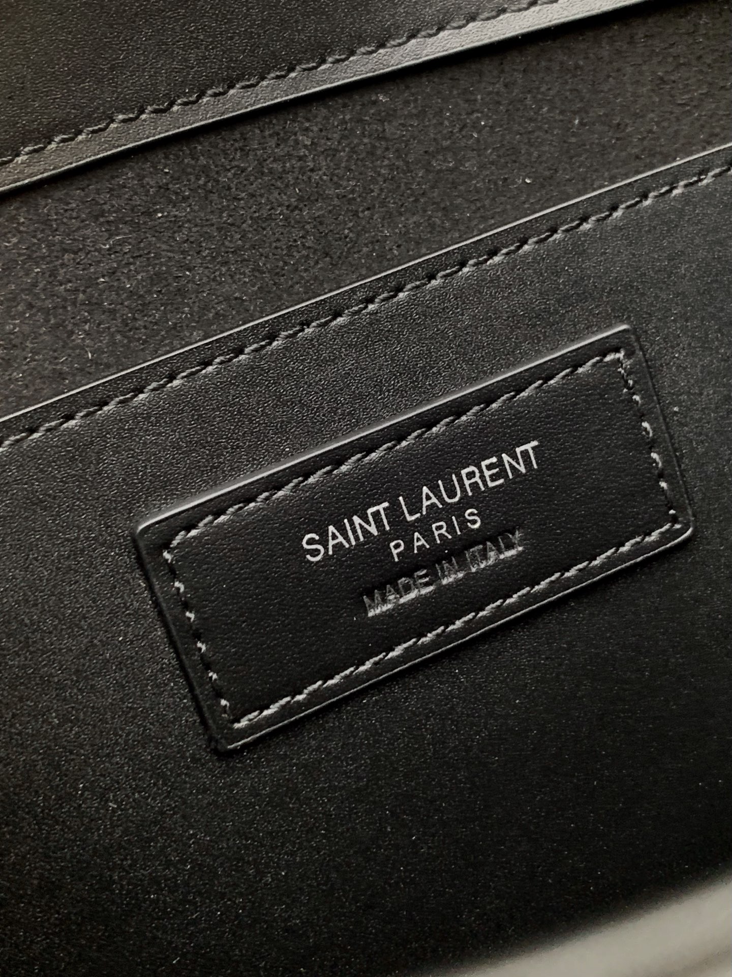 Saint Laurent 最 最实用的尺寸 这个系列最核心的设计便是Y家 Logo