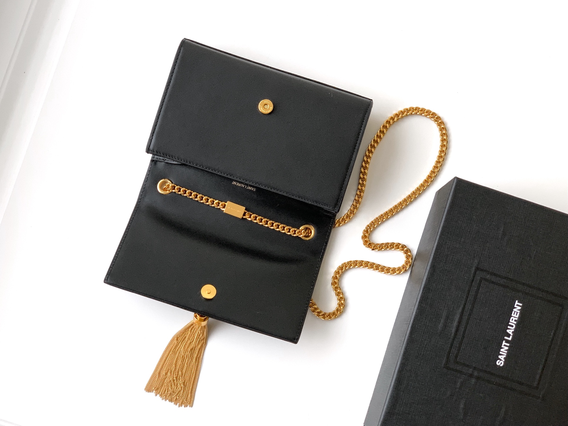 Saint Laurent 最 最实用的尺寸 这个系列最核心的设计便是Y家 Logo