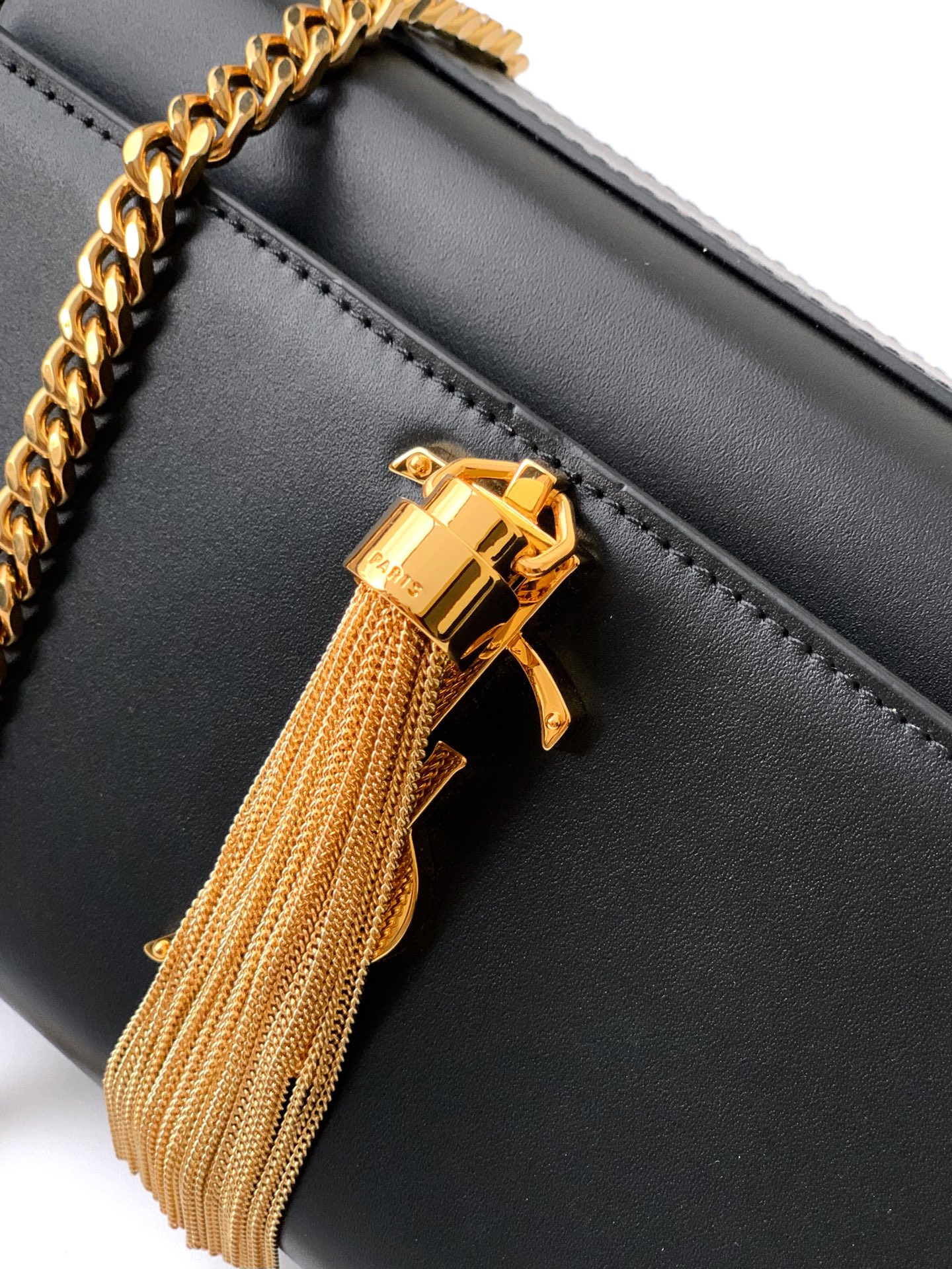 Saint Laurent 最 最实用的尺寸 这个系列最核心的设计便是Y家 Logo