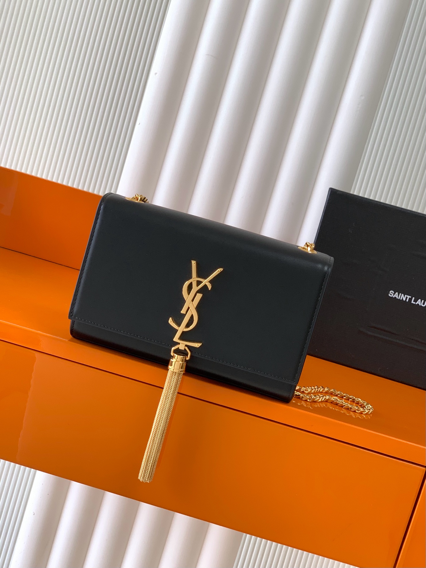 Saint Laurent 最 最实用的尺寸 这个系列最核心的设计便是Y家 Logo
