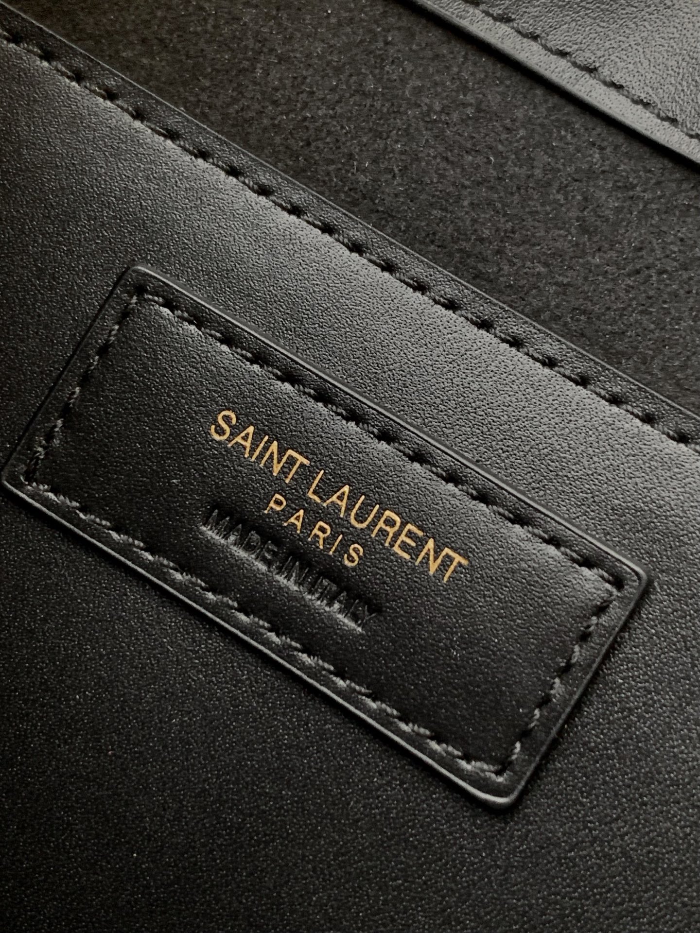 Saint Laurent 最 最实用的尺寸 这个系列最核心的设计便是Y家 Logo