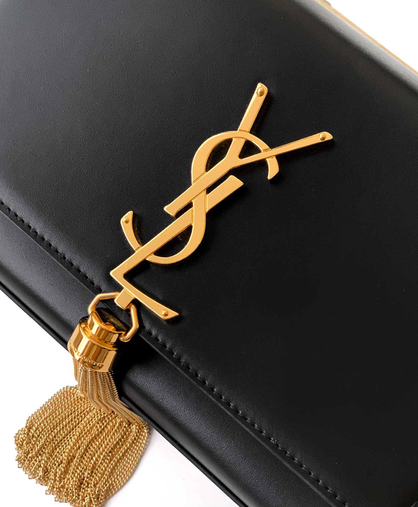 Saint Laurent 最 最实用的尺寸 这个系列最核心的设计便是Y家 Logo