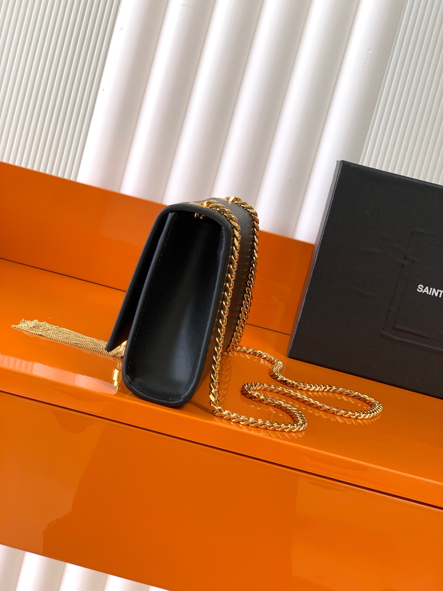 Saint Laurent 最 最实用的尺寸 这个系列最核心的设计便是Y家 Logo