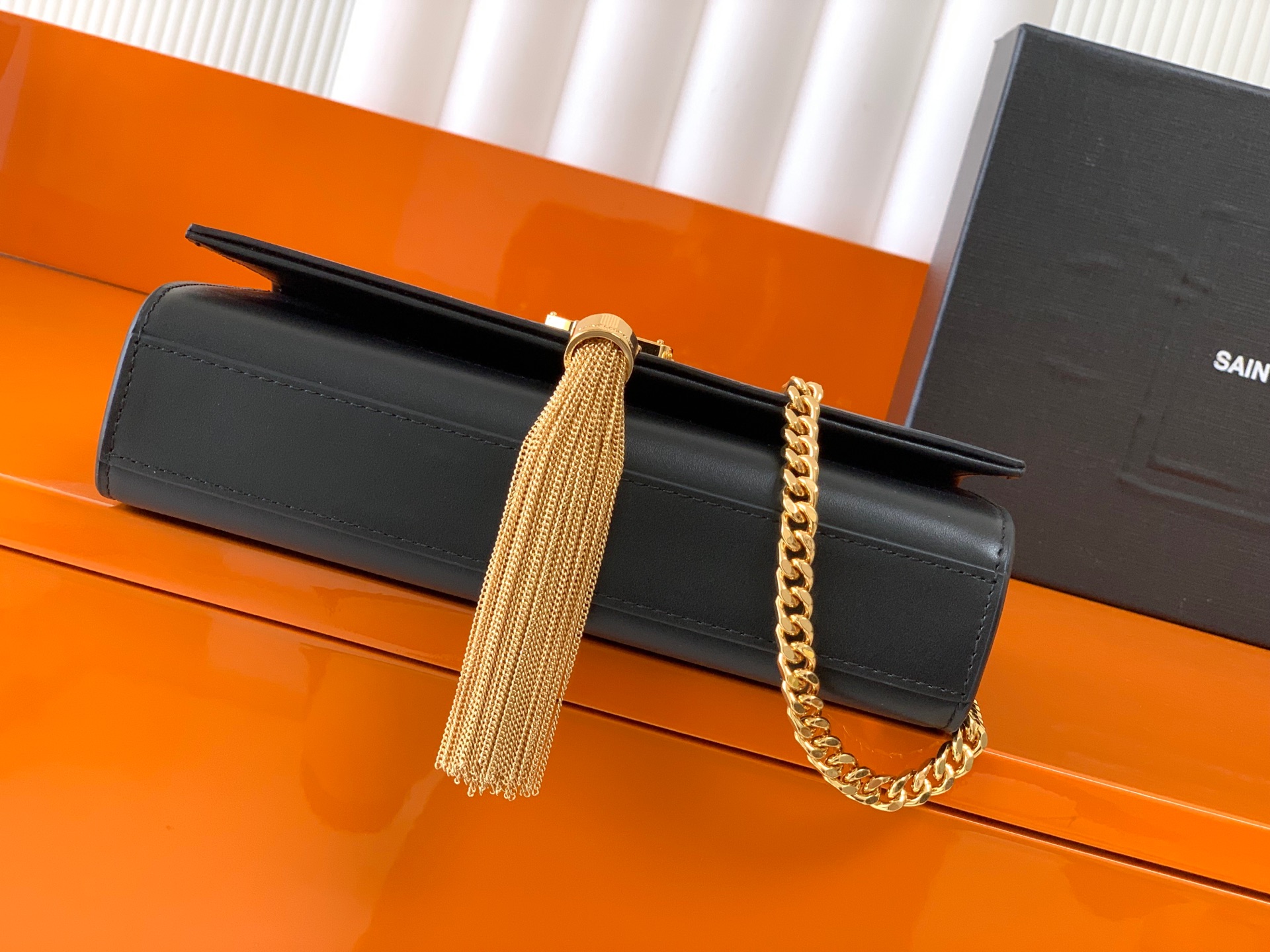 Saint Laurent 最 最实用的尺寸 这个系列最核心的设计便是Y家 Logo