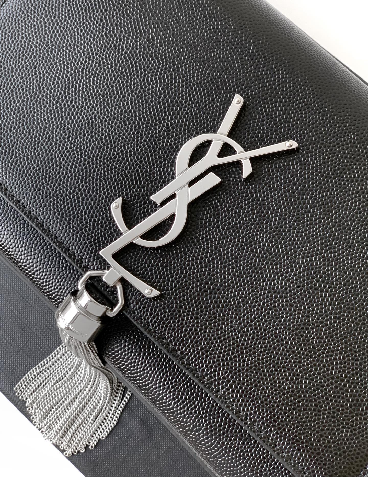 Saint Laurent 最 最实用的尺寸 这个系列最核心的设计便是Y家 Logo