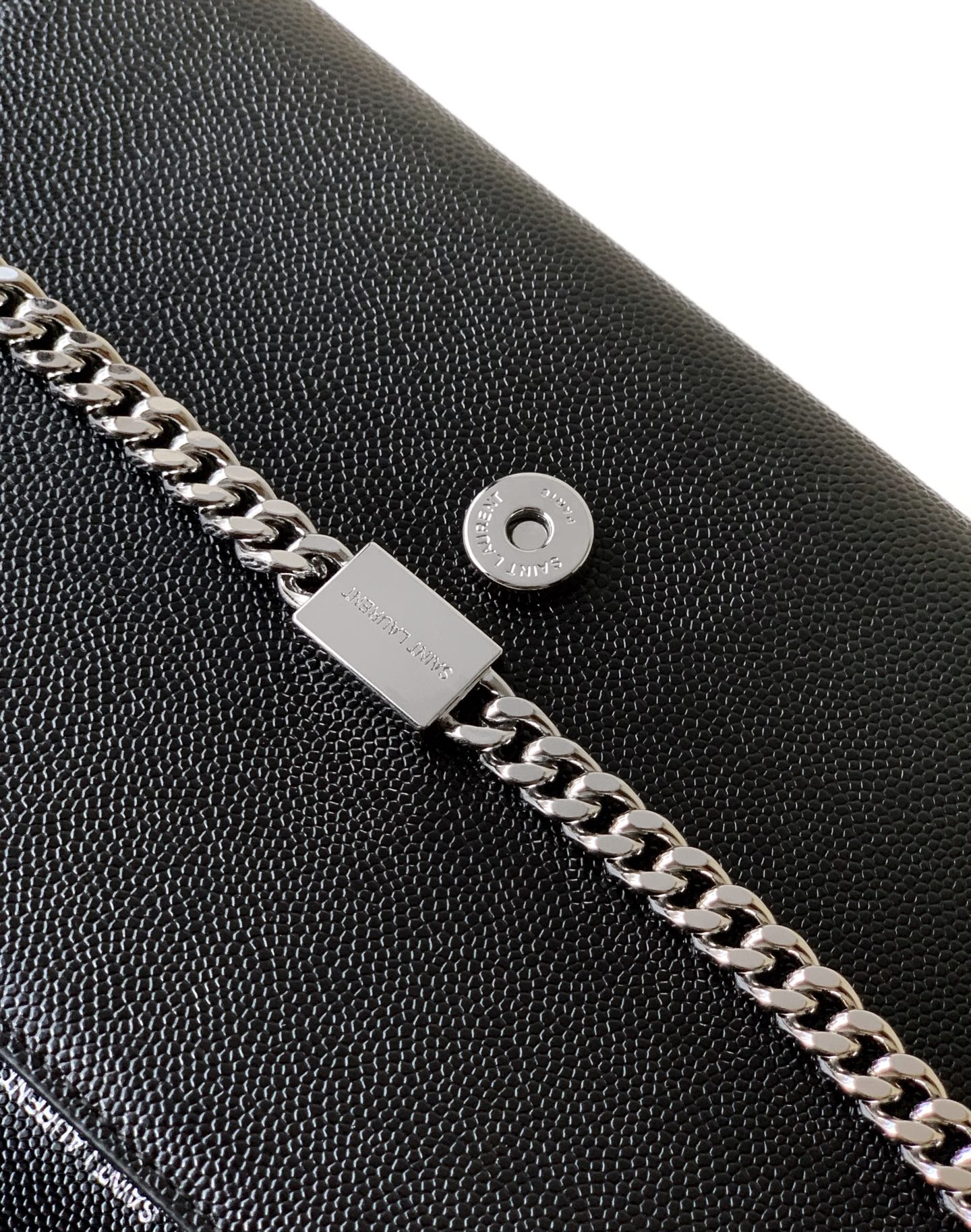 Saint Laurent 最 最实用的尺寸 这个系列最核心的设计便是Y家 Logo