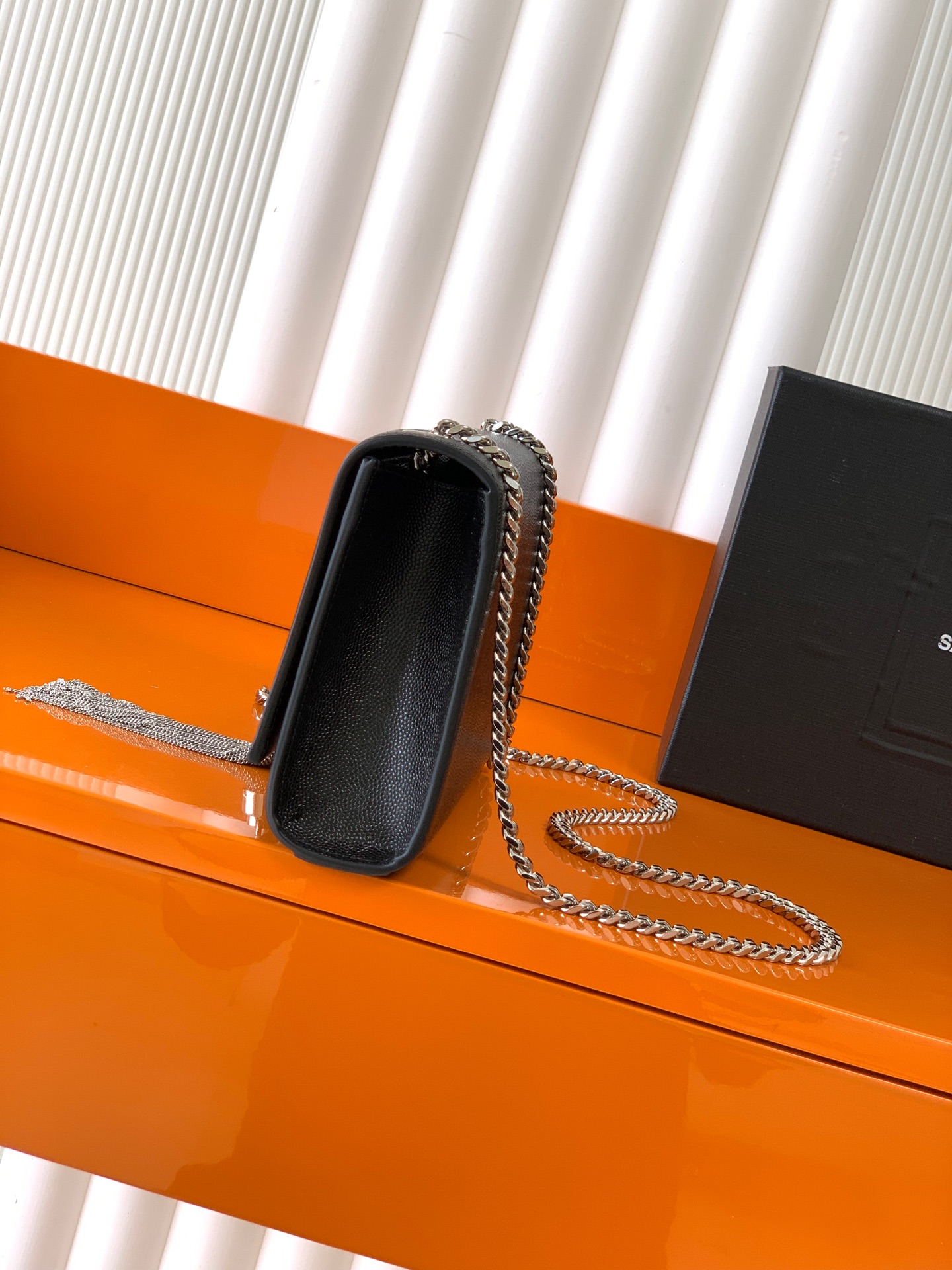 Saint Laurent 最 最实用的尺寸 这个系列最核心的设计便是Y家 Logo