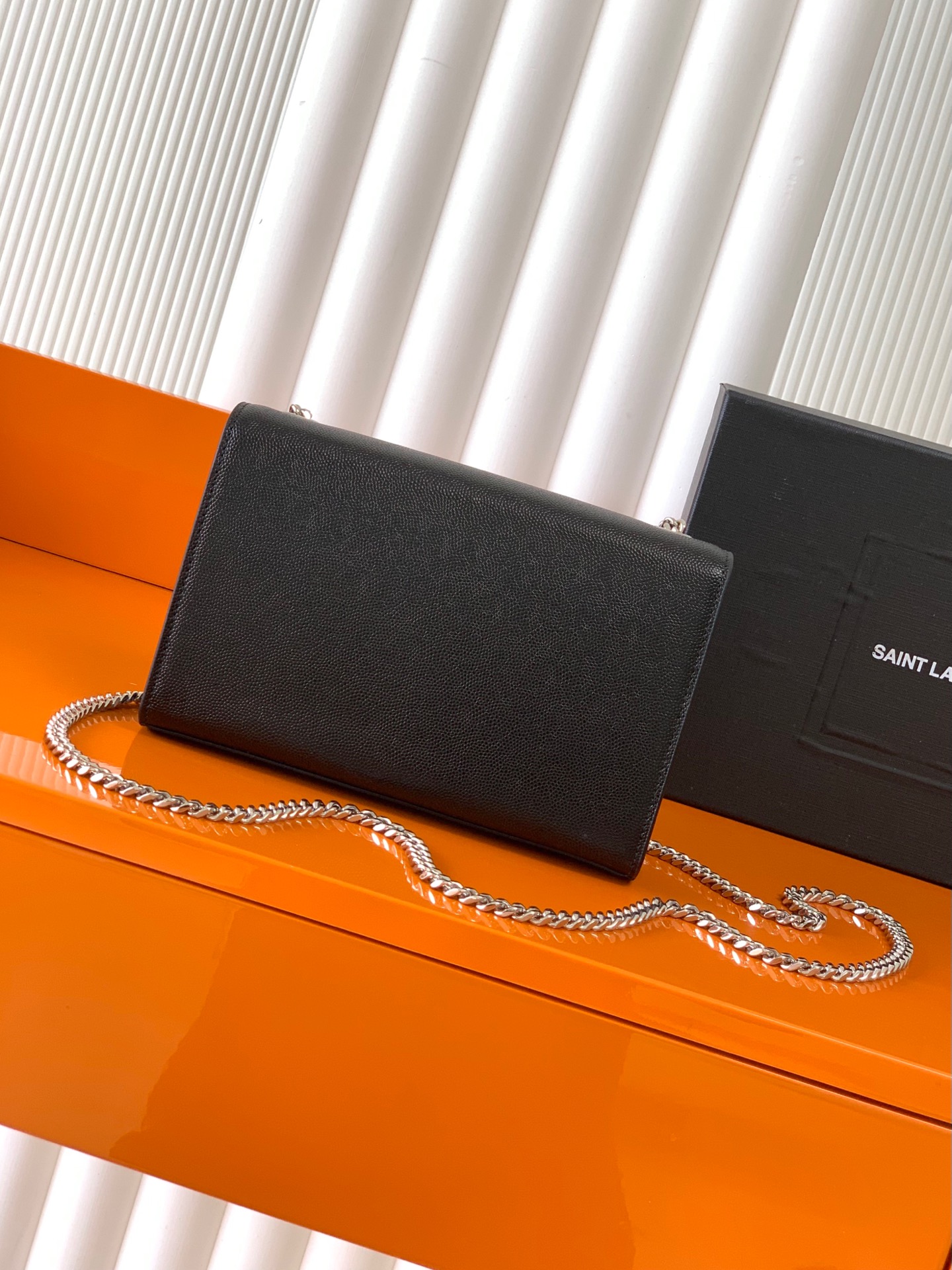 Saint Laurent 最 最实用的尺寸 这个系列最核心的设计便是Y家 Logo