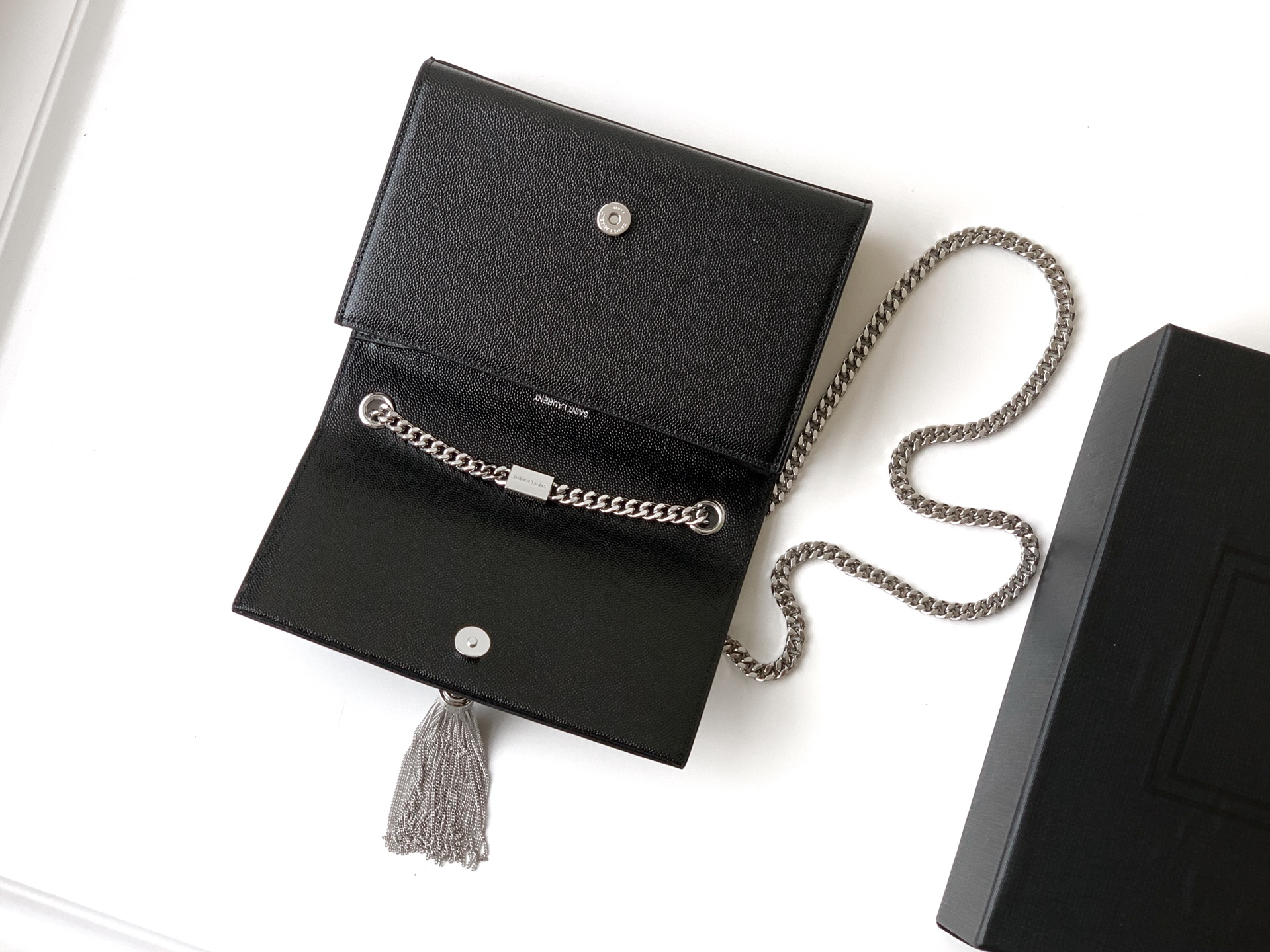Saint Laurent 最 最实用的尺寸 这个系列最核心的设计便是Y家 Logo
