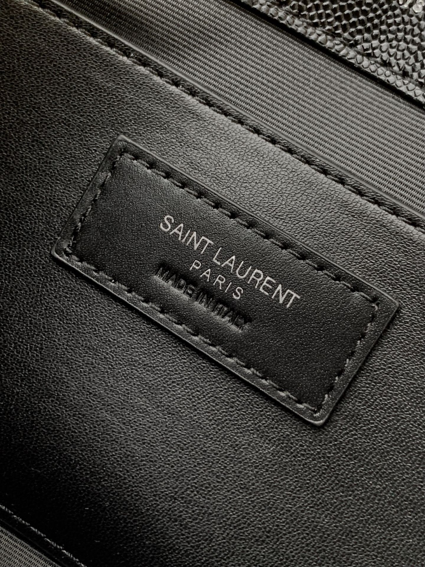 Saint Laurent 最 最实用的尺寸 这个系列最核心的设计便是Y家 Logo