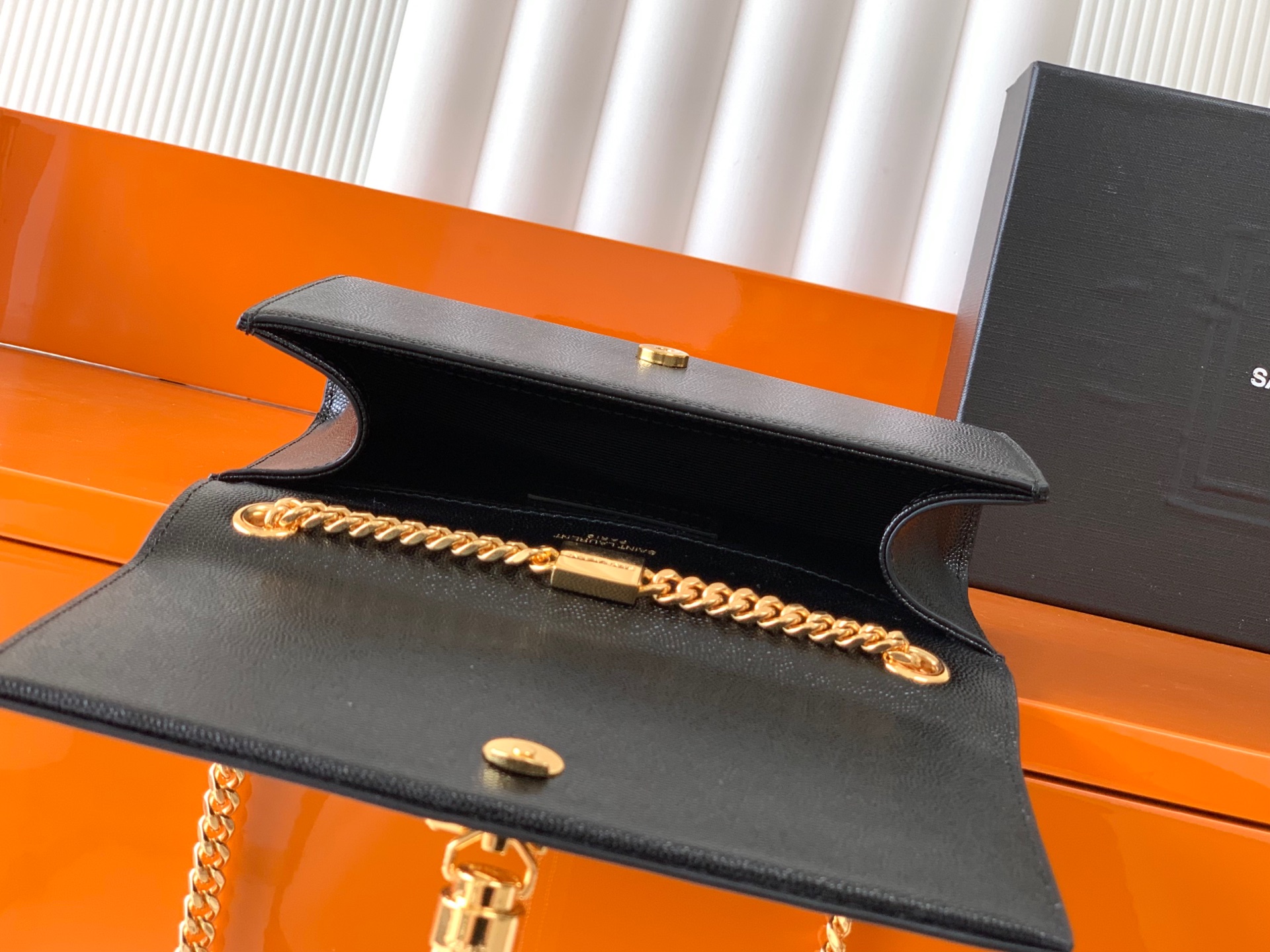 Saint Laurent 最 最实用的尺寸 这个系列最核心的设计便是Y家 Logo