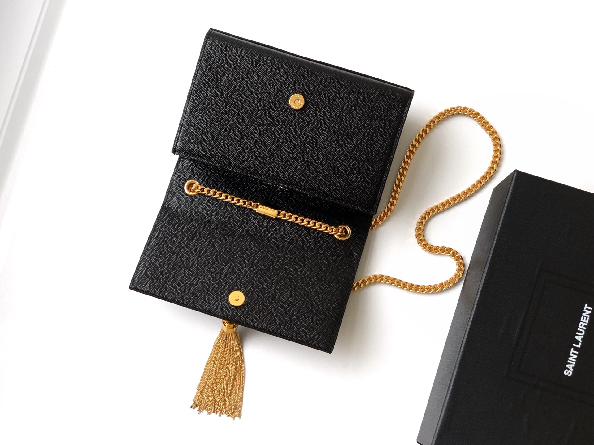 Saint Laurent 最 最实用的尺寸 这个系列最核心的设计便是Y家 Logo