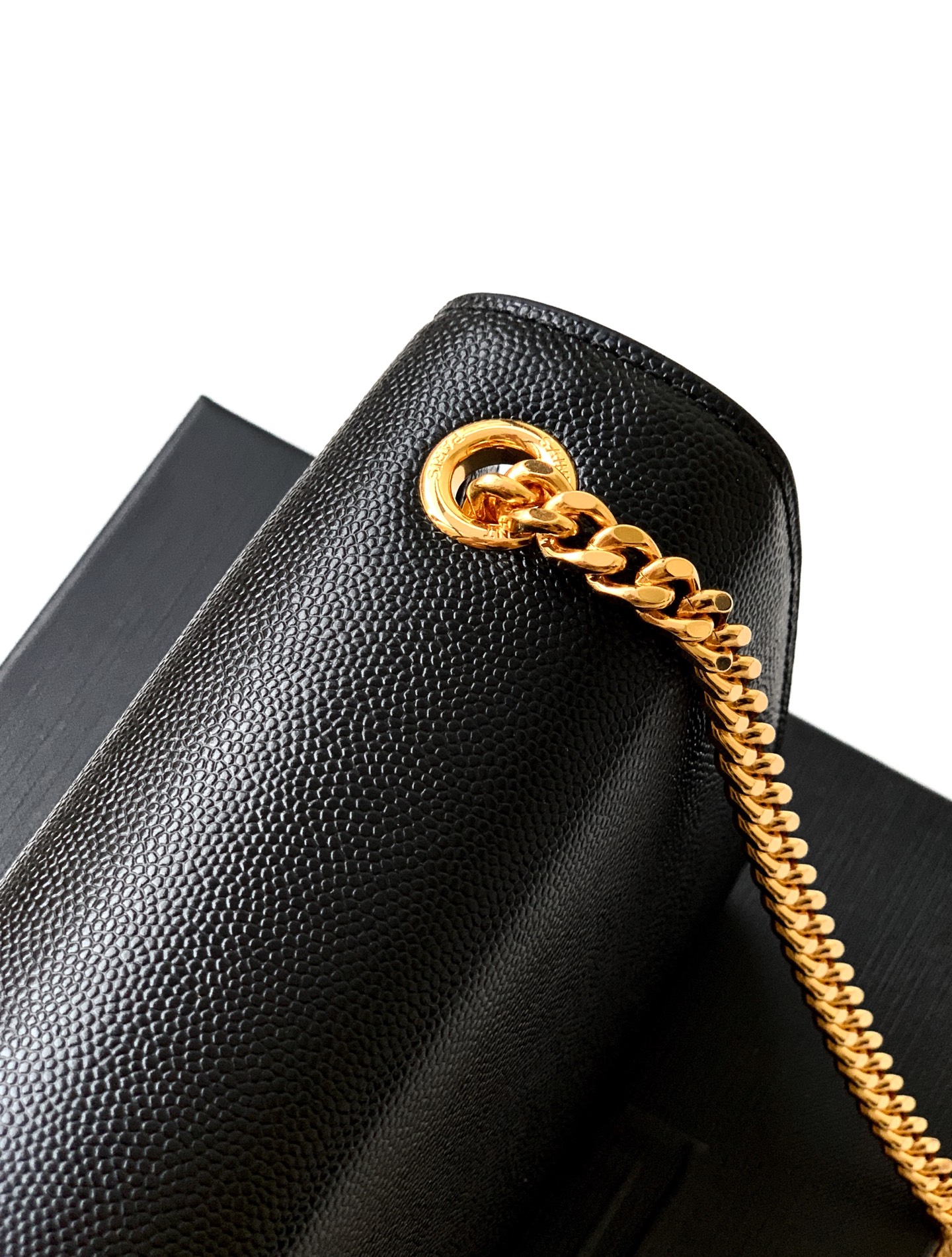 Saint Laurent 最 最实用的尺寸 这个系列最核心的设计便是Y家 Logo