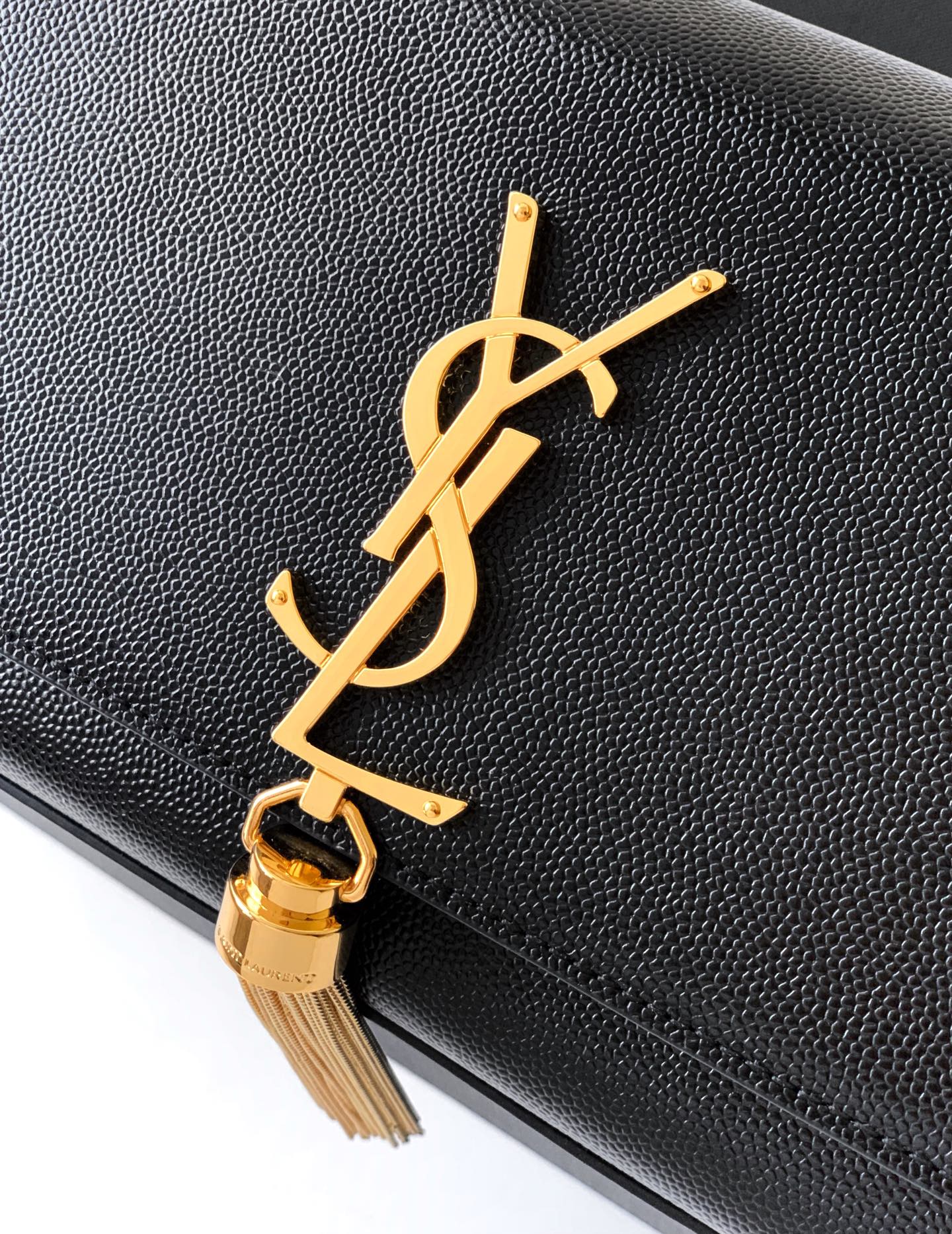 Saint Laurent 最 最实用的尺寸 这个系列最核心的设计便是Y家 Logo
