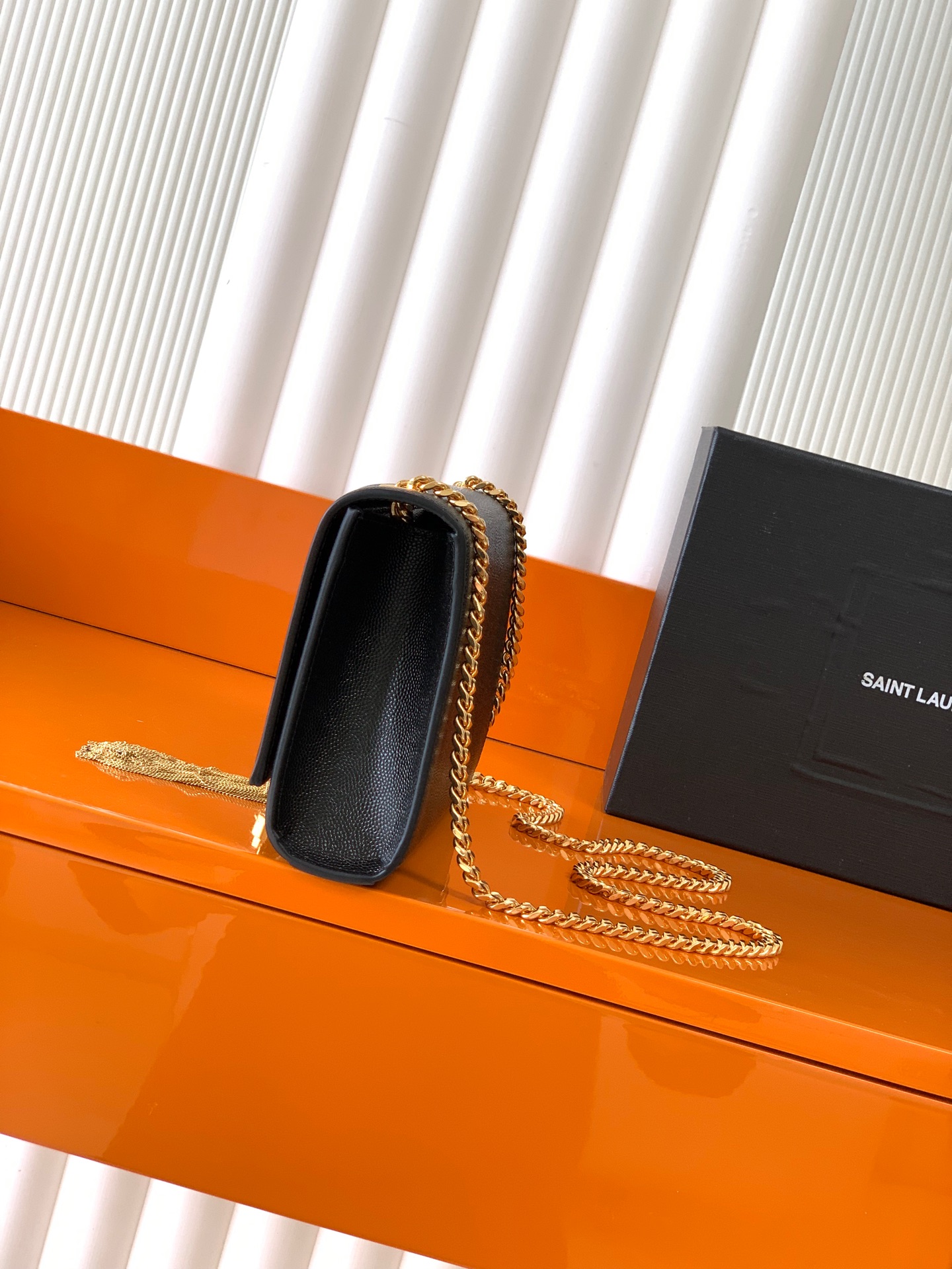 Saint Laurent 最 最实用的尺寸 这个系列最核心的设计便是Y家 Logo