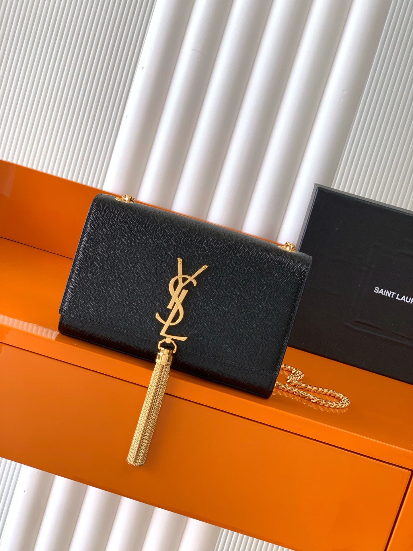 Saint Laurent 最 最实用的尺寸 这个系列最核心的设计便是Y家 Logo