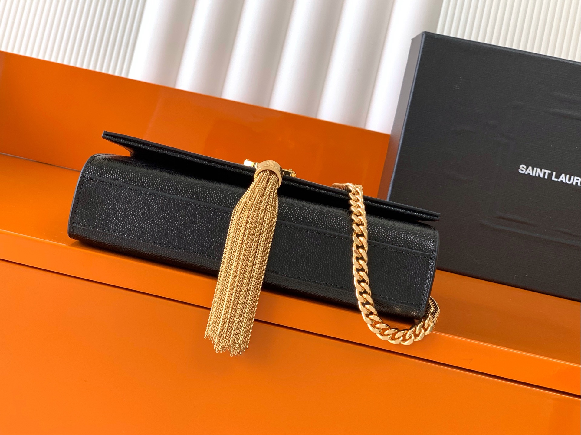 Saint Laurent 最 最实用的尺寸 这个系列最核心的设计便是Y家 Logo