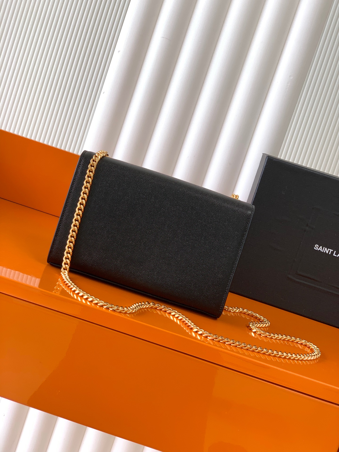 Saint Laurent 最 最实用的尺寸 这个系列最核心的设计便是Y家 Logo