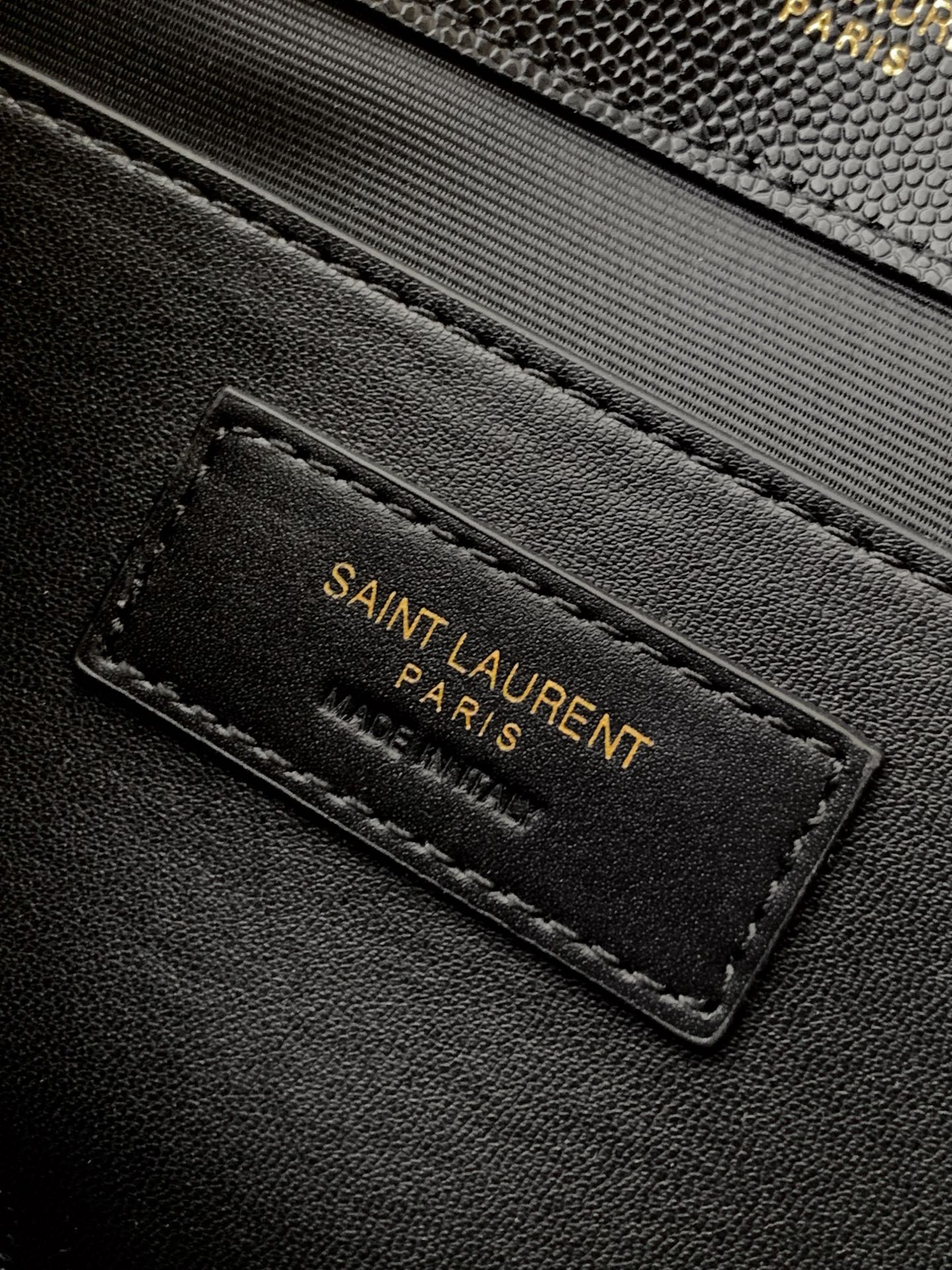 Saint Laurent 最 最实用的尺寸 这个系列最核心的设计便是Y家 Logo