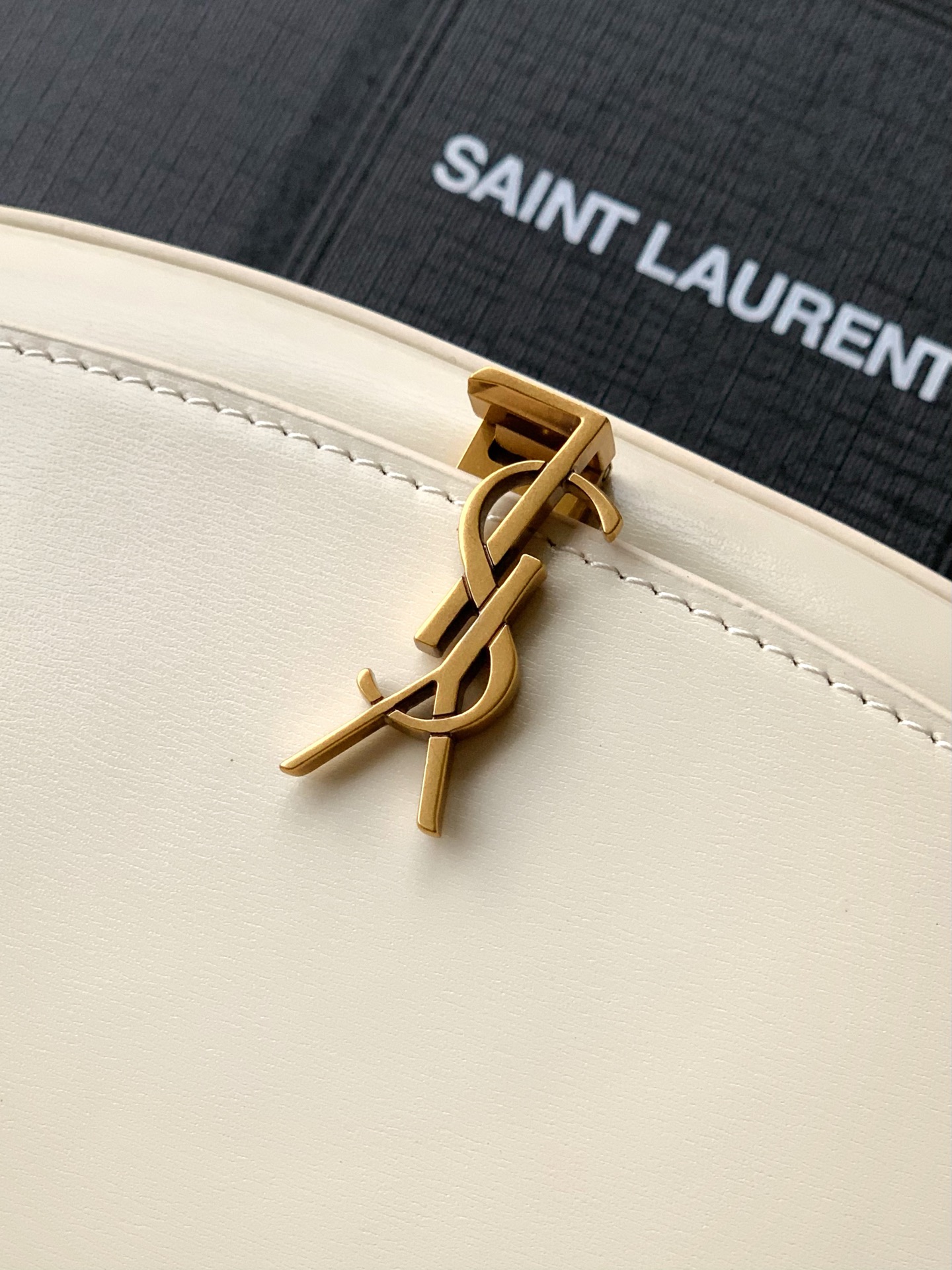 Saint Laurent 極簡主義最愛的款式 透露著高級的美感