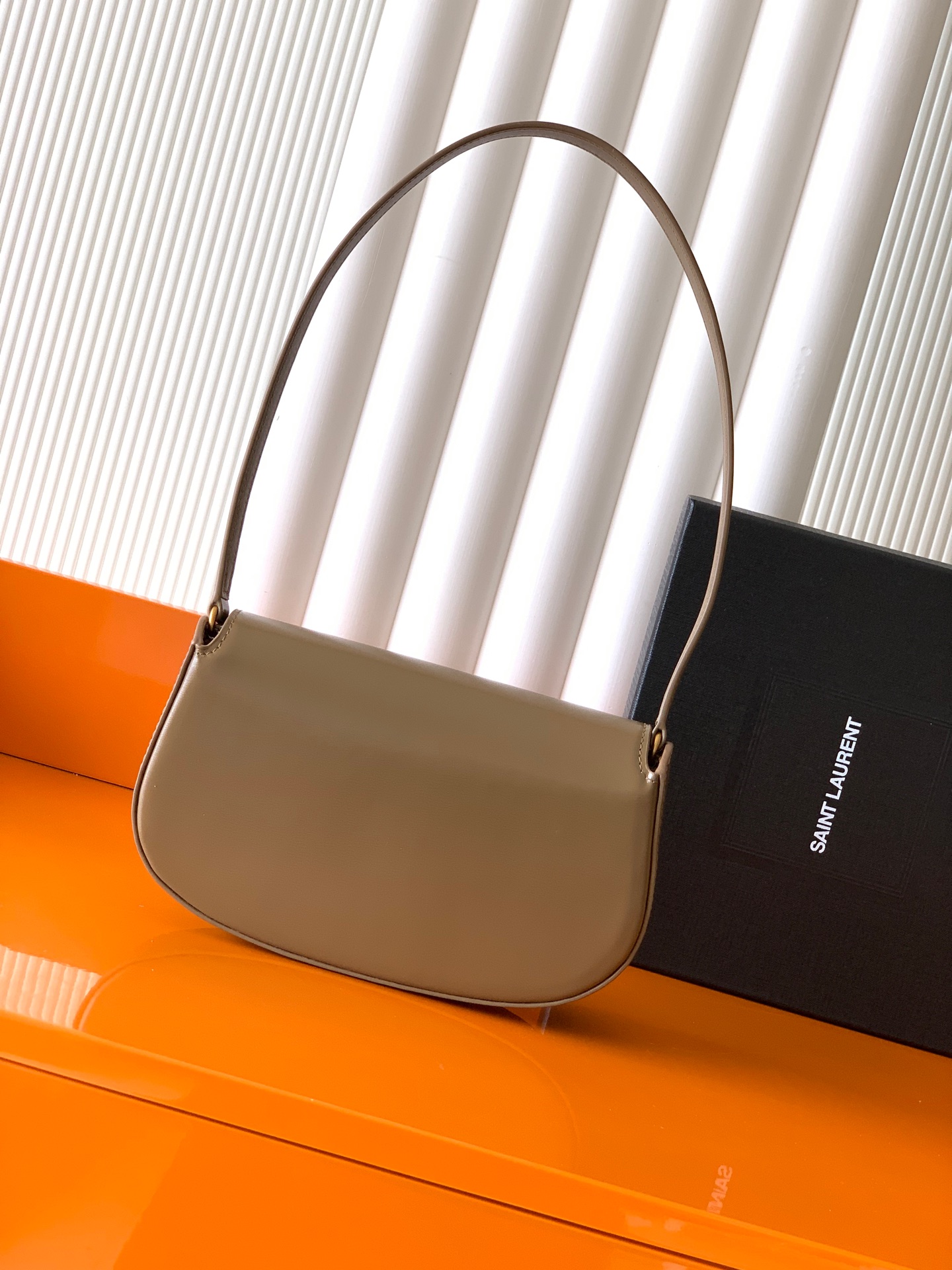 Saint Laurent 極簡主義最愛的款式 透露著高級的美感