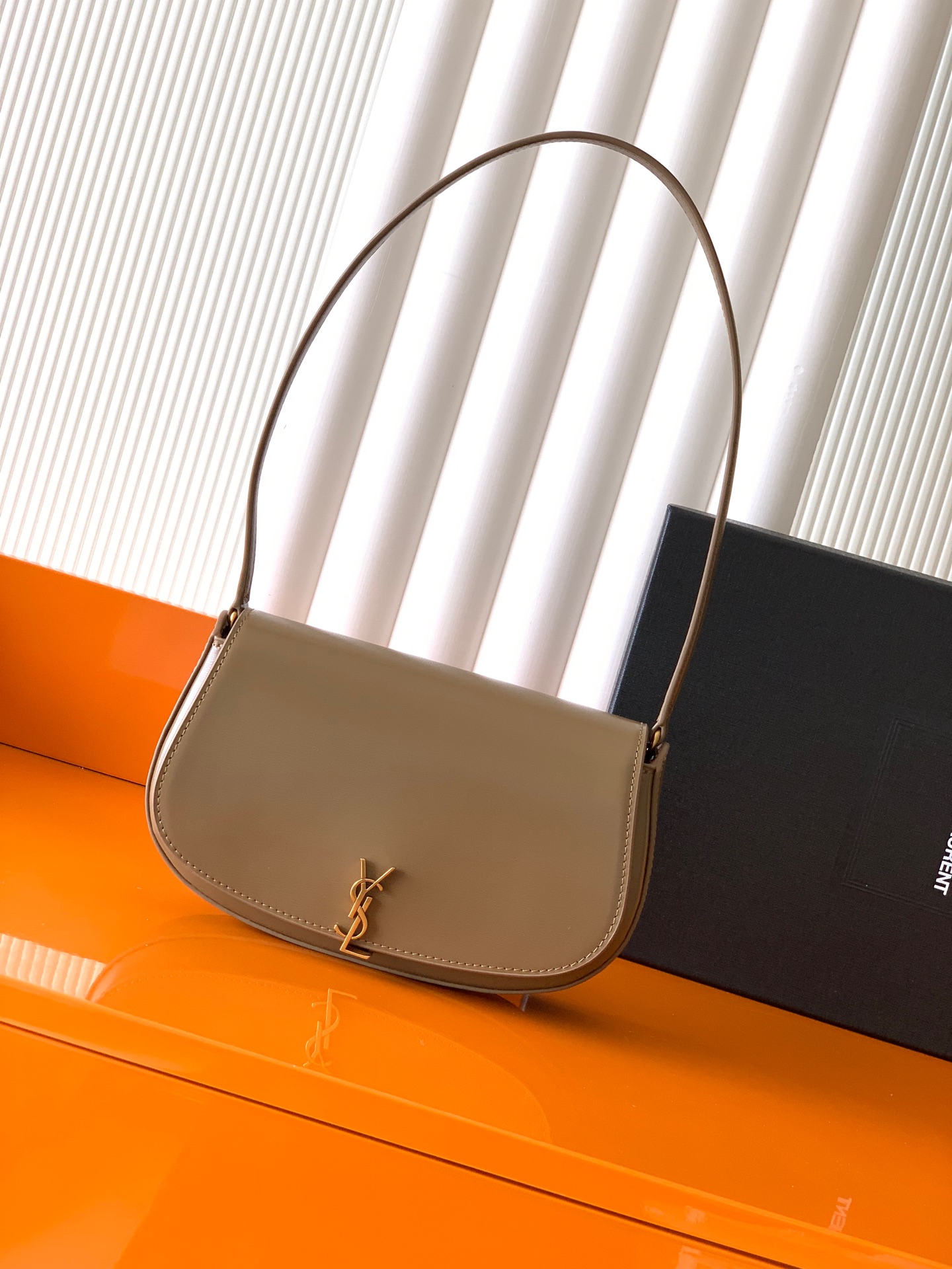Saint Laurent 極簡主義最愛的款式 透露著高級的美感