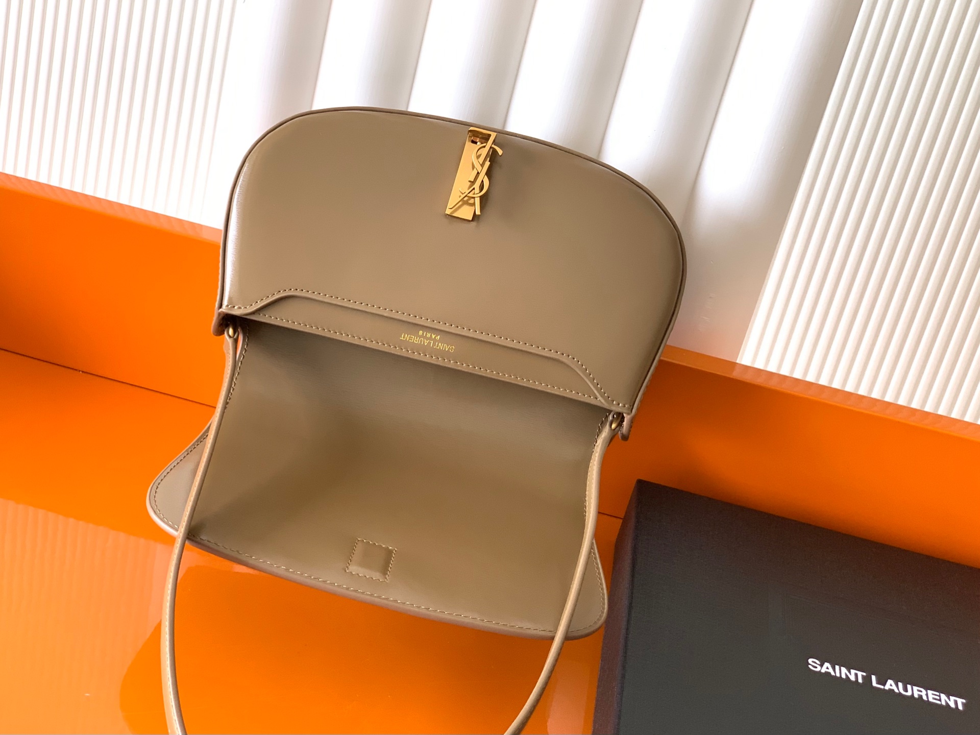 Saint Laurent 極簡主義最愛的款式 透露著高級的美感