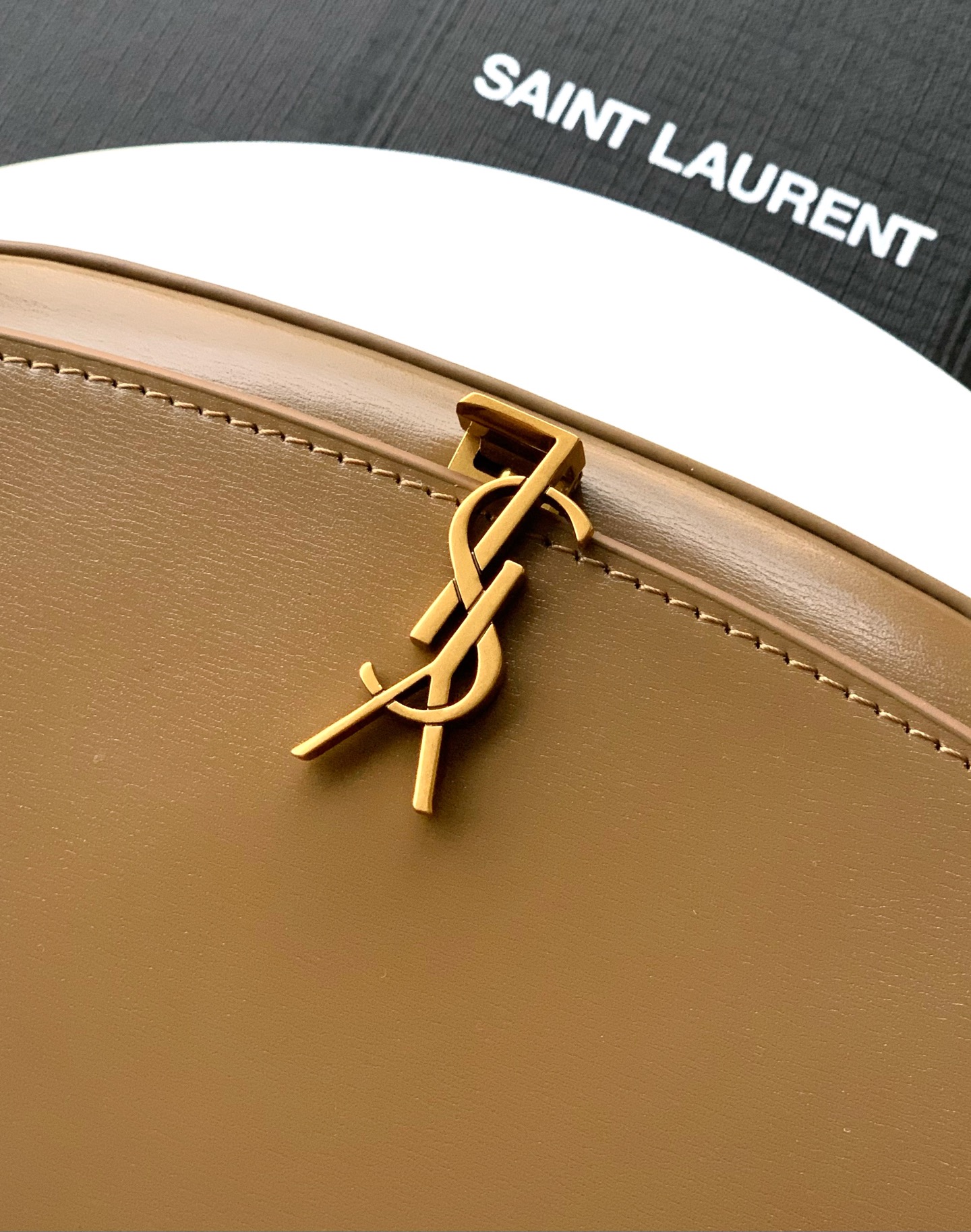 Saint Laurent 極簡主義最愛的款式 透露著高級的美感