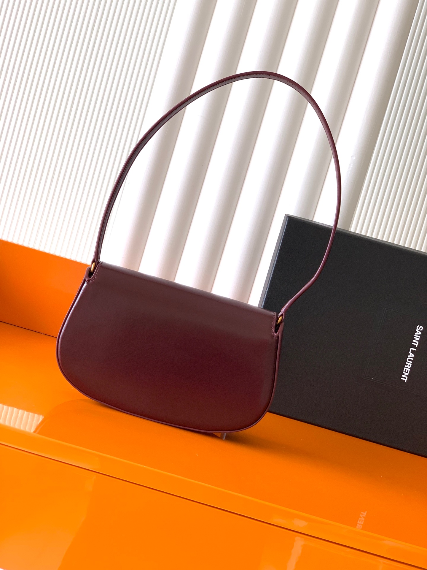 Saint Laurent 極簡主義最愛的款式 透露著高級的美感