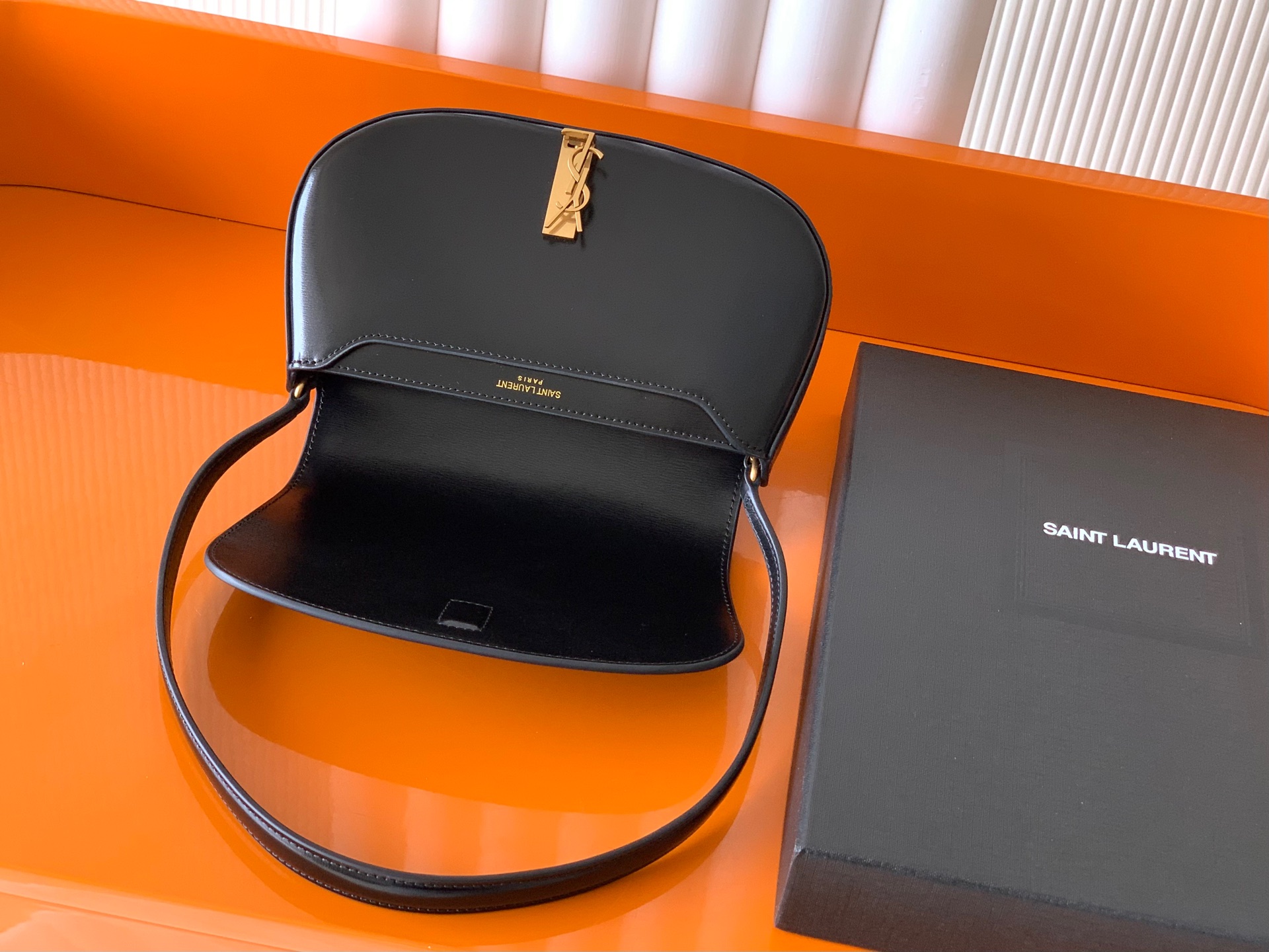 Saint Laurent 極簡主義最愛的款式 透露著高級的美感