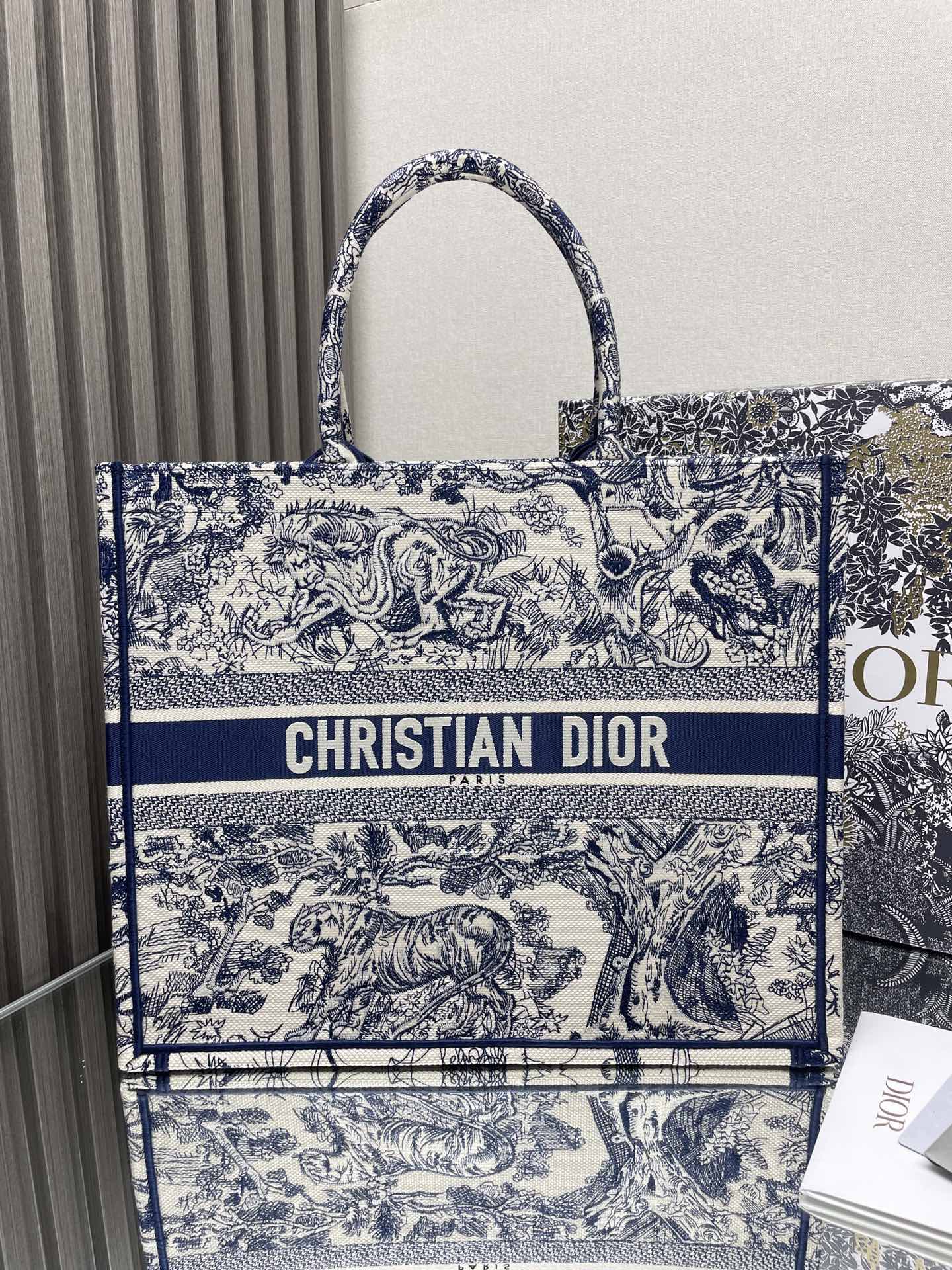 Blue Tiger Large 𝗗𝗜𝗢𝗥 𝗕𝗼𝗼𝗸 𝘁𝗼𝘁𝗲 La bolsa de compras es popular en las calles y callejones, arrasando todo e…