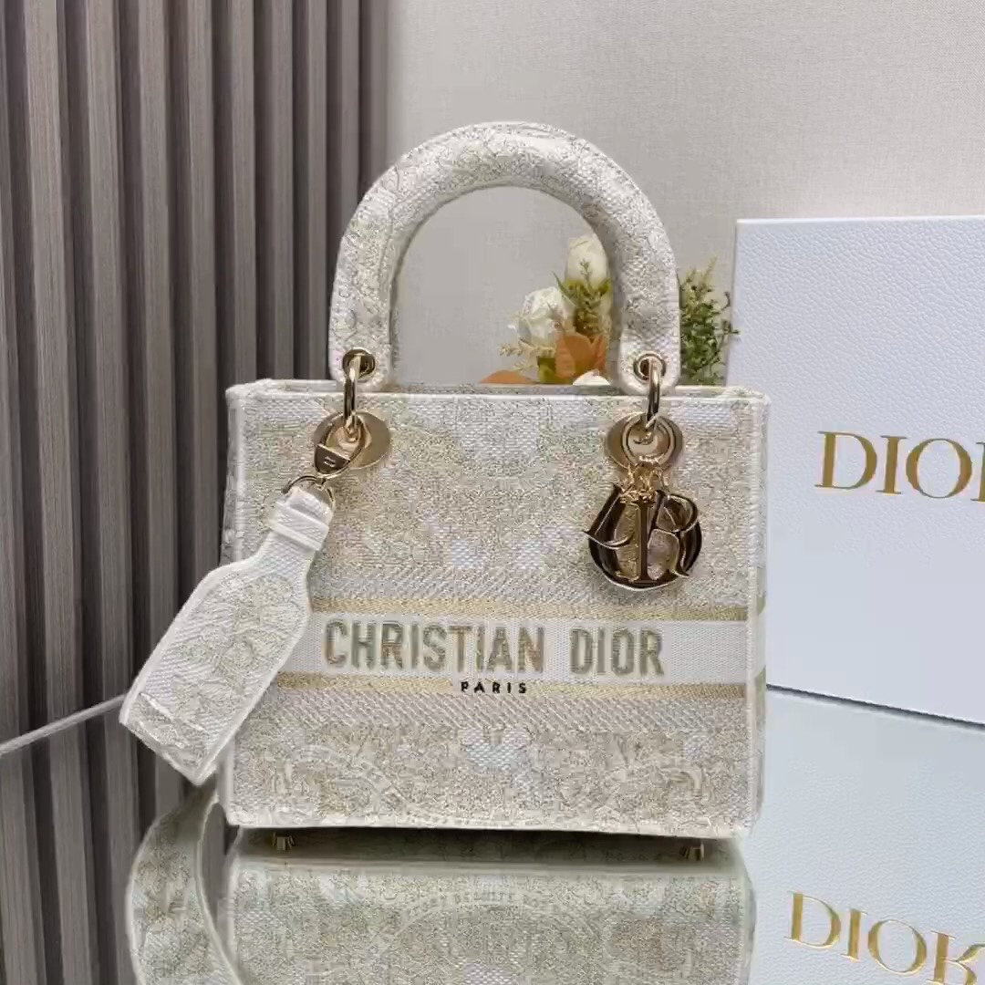 Nuevo color dorado de Lady Dior (video corto)