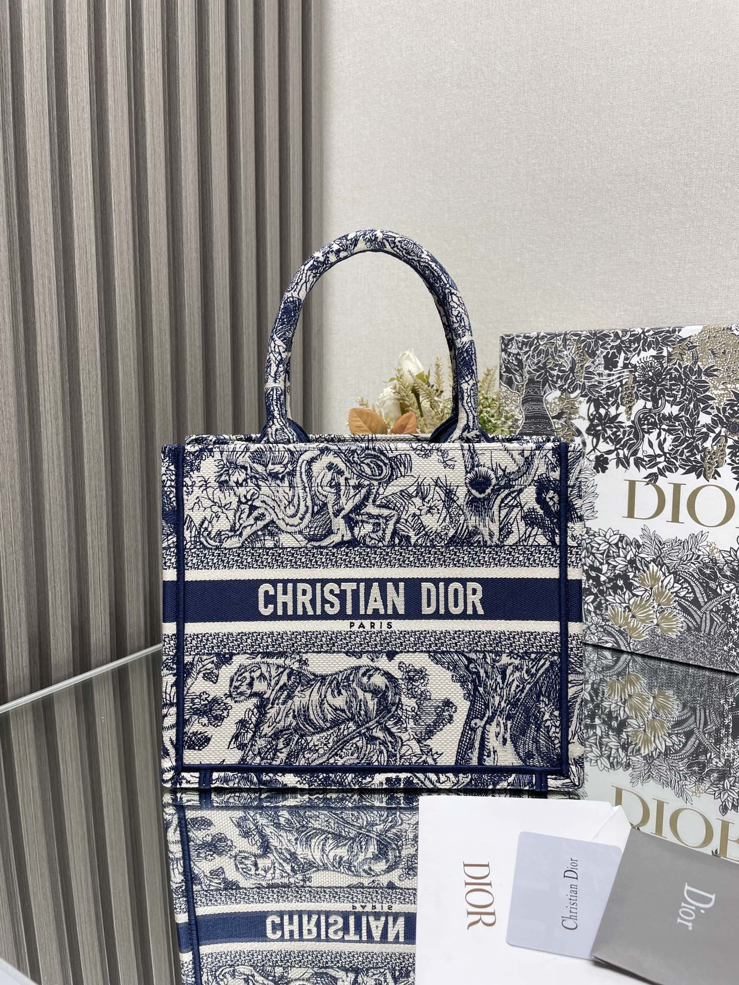 Old Blue Tiger Trumpet 𝗗𝗜𝗢𝗥 𝗕𝗼𝗼𝗸 𝘁𝗼𝘁𝗲 Bolsa de compras Más grande que el tamaño mini, más pequeño que el ta…
