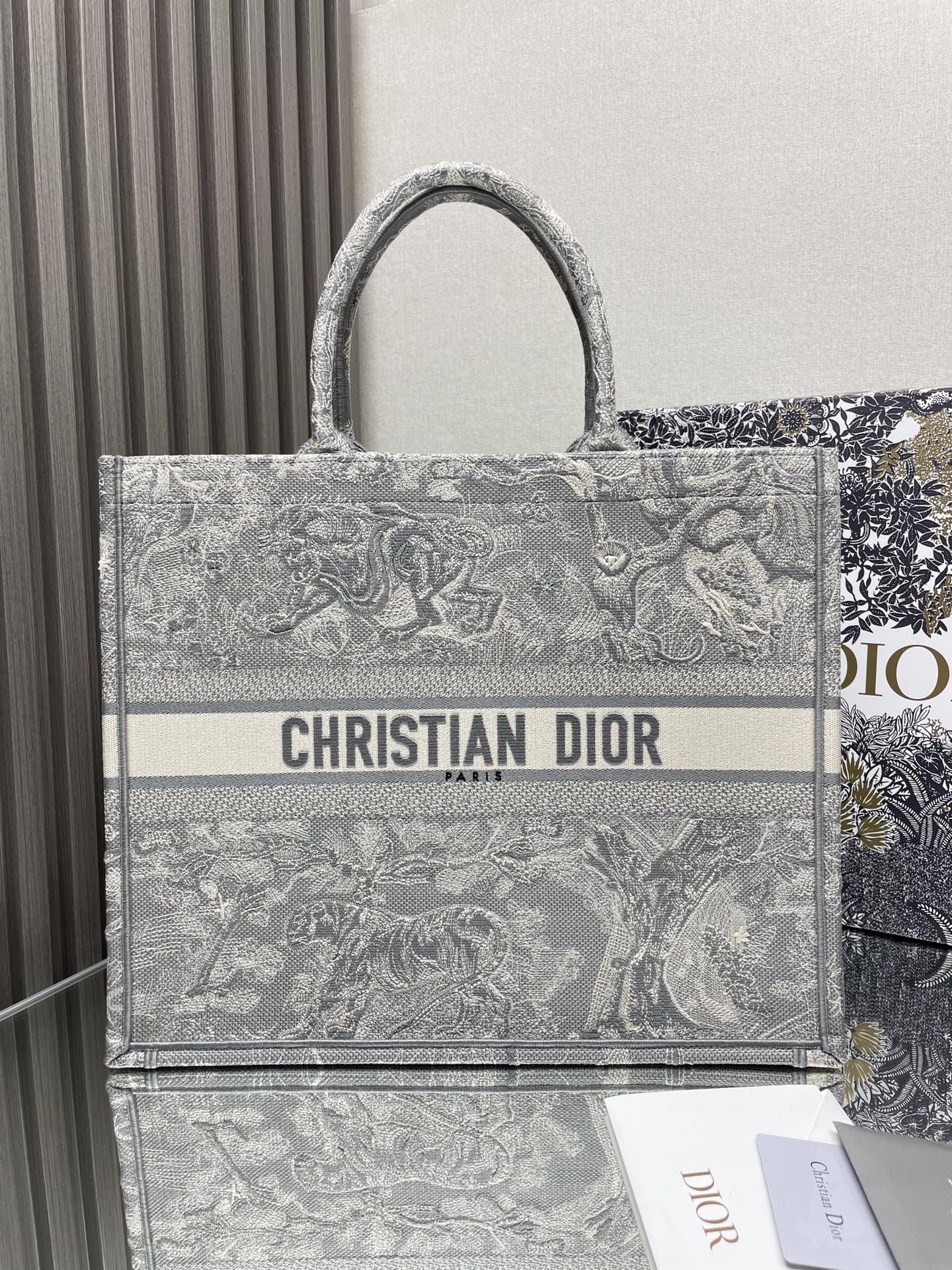 El nuevo bolso de compras 𝗗𝗜𝗢𝗥 𝗕𝗼𝗼𝗸 𝘁𝗼𝘁𝗲 tigre gris de gran tamaño es popular en las calles y callejones, a…