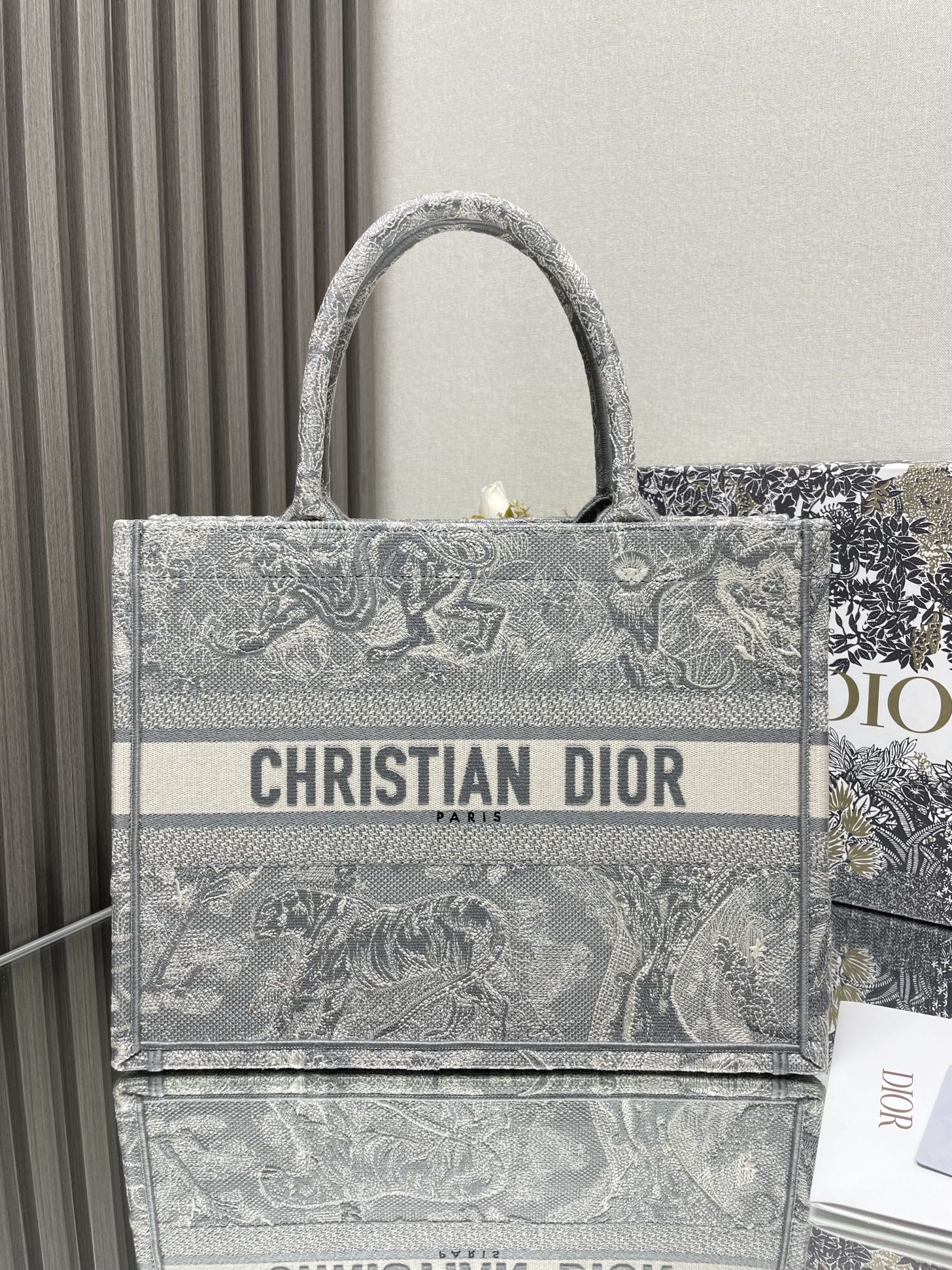 New Grey Tiger Medium 𝗗𝗜𝗢𝗥 𝗕𝗼𝗼𝗸 𝘁𝗼𝘁𝗲 La bolsa de compras es popular en las calles y callejones, arrasando e…
