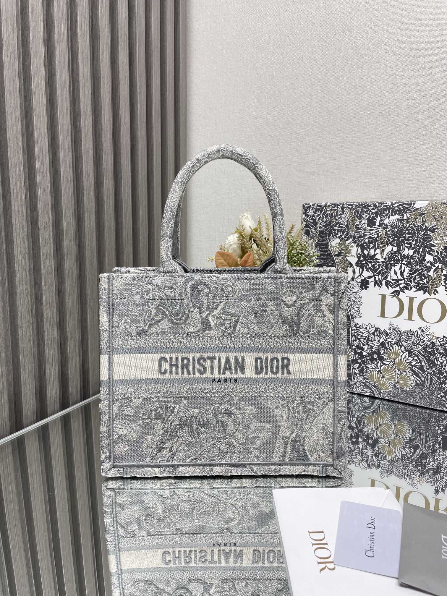 NO:532682,000430 New Gray Tiger Small Shopping Bag Larger than Mini, A little smaller than the original Small Bag Retro Style D-letter Embroidery that swept the entire fashion circle Fully handmade three-dimensional embroidery Convex and concave and convexity The strong retro art atmosphere is simply a work of art for walking. The super large capacity is even more exciting. It is especially suitable for girls who want to take the whole house out of the house. Mommy bags, briefcases, good helpers for traveling. A fashionable and exquisite styling must have 26.5×21×14cm, Dior, dior19860909000430 新灰虎小号  购物袋 比mini号大些,比原来的小号小一点 席卷整个时尚圈的复古风D字母刺绣 全手工立体刺绣 凹凸有致 浓厚的复古艺术气息简直是行走的艺术品 超大容量更是吹爆它 特别适合想把整个家带出门的姑娘 妈咪袋 公文包 旅行出游好帮手 时髦精凹造型必须拥有 26.5×21×14cm,迪奥,dior,Bag