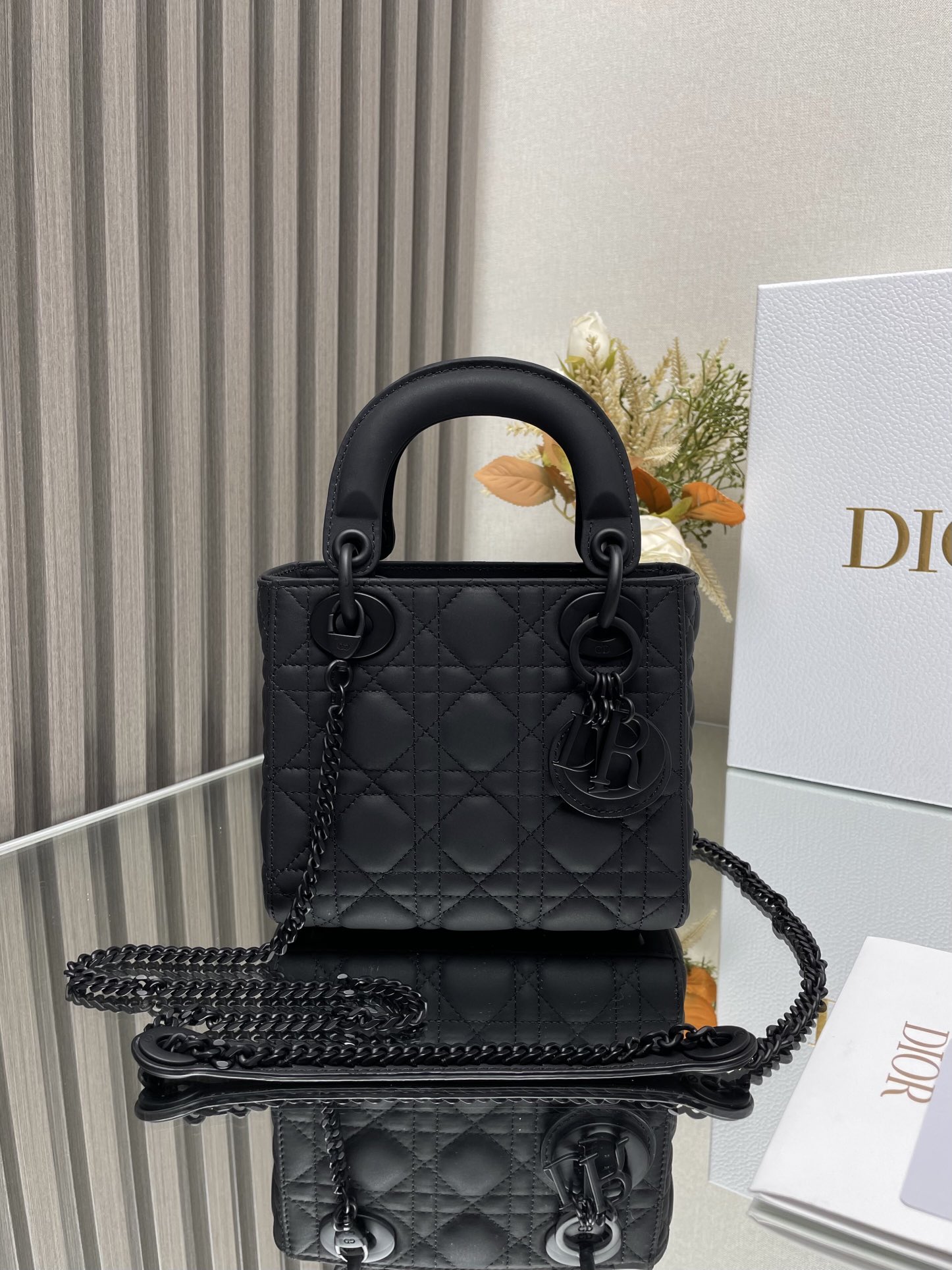 NO:175335,Genuine grade original leather version Classic Lady three-frame black matte cowhide leather Model This LadyD O'Da's bag combines elegant temperament and modern style. The overall body is exquisite sheepskin, decorative letter enamel gold, and is paired with removable shoulder straps. Elegant and practical capacity to meet daily storage. It is very light to use. A must-have for fashion trendy people. Perfect details are comparable to brick cabinets. Super great. 5 reviews. Size: 17*15*7cm, DIOR, dior, cowhide, sheepskin19860909正品级 原厂皮版本 经典戴妃Lady三格黑色磨砂牛皮 型号 这款LadyD奥戴妃包结合优雅气质与现代风范 整体包身采用精致羊皮 装饰字母珐琅彩金 搭配可拆卸肩带 优雅实用容量满足日常收纳 而且上手很轻盈哦 时尚潮人必备 完美细节媲美砖柜超级棒5评价 Size:17*15*7cm,DIOR,dior,cowhide,sheepskin,Bag