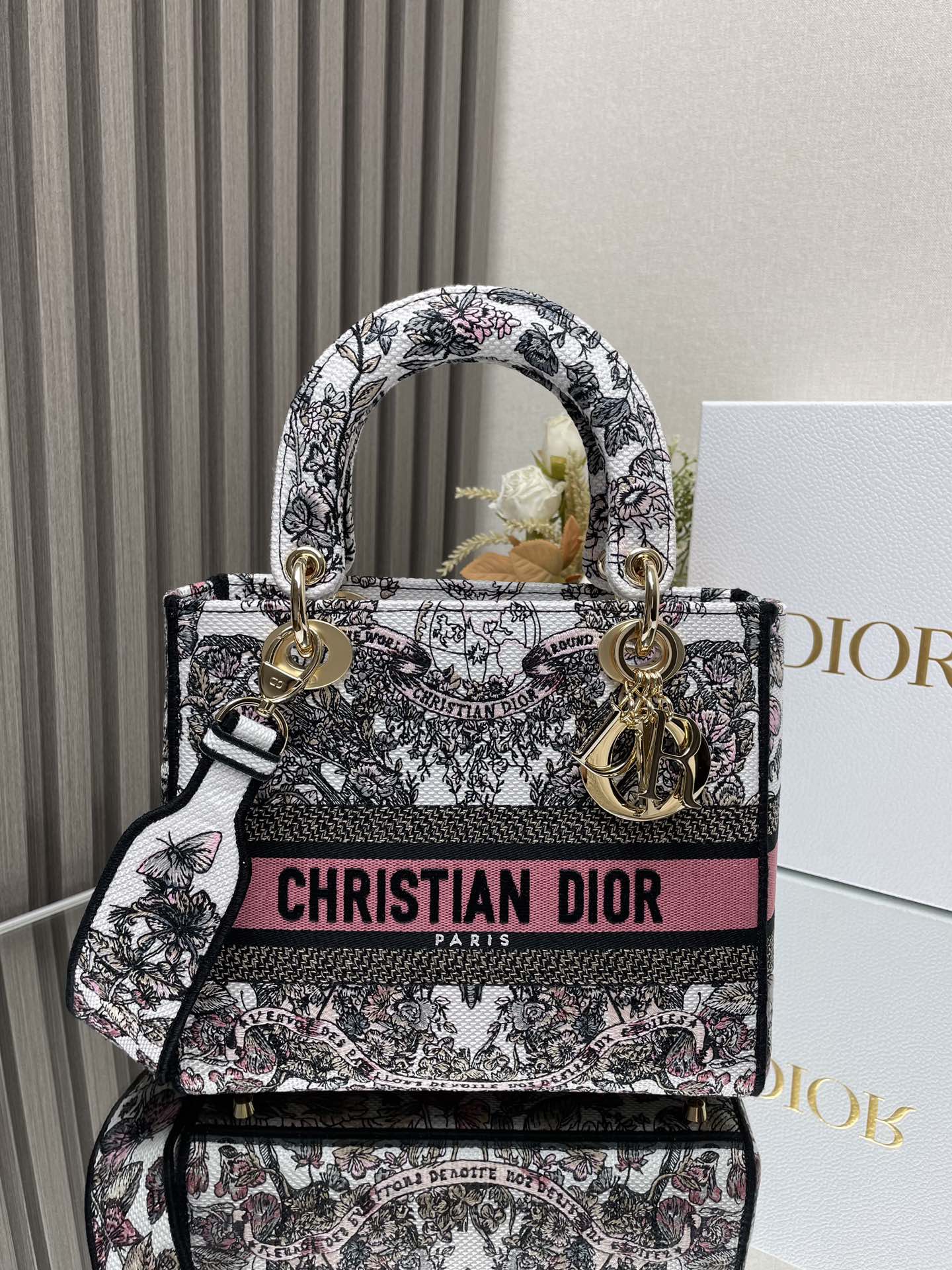 1: 1
 Dior Lady Sacs À Main Sacs À Bandoulière & À Épaule Acheter 2024 réplique
 Couleur rose Broderie de fleurs Fashion